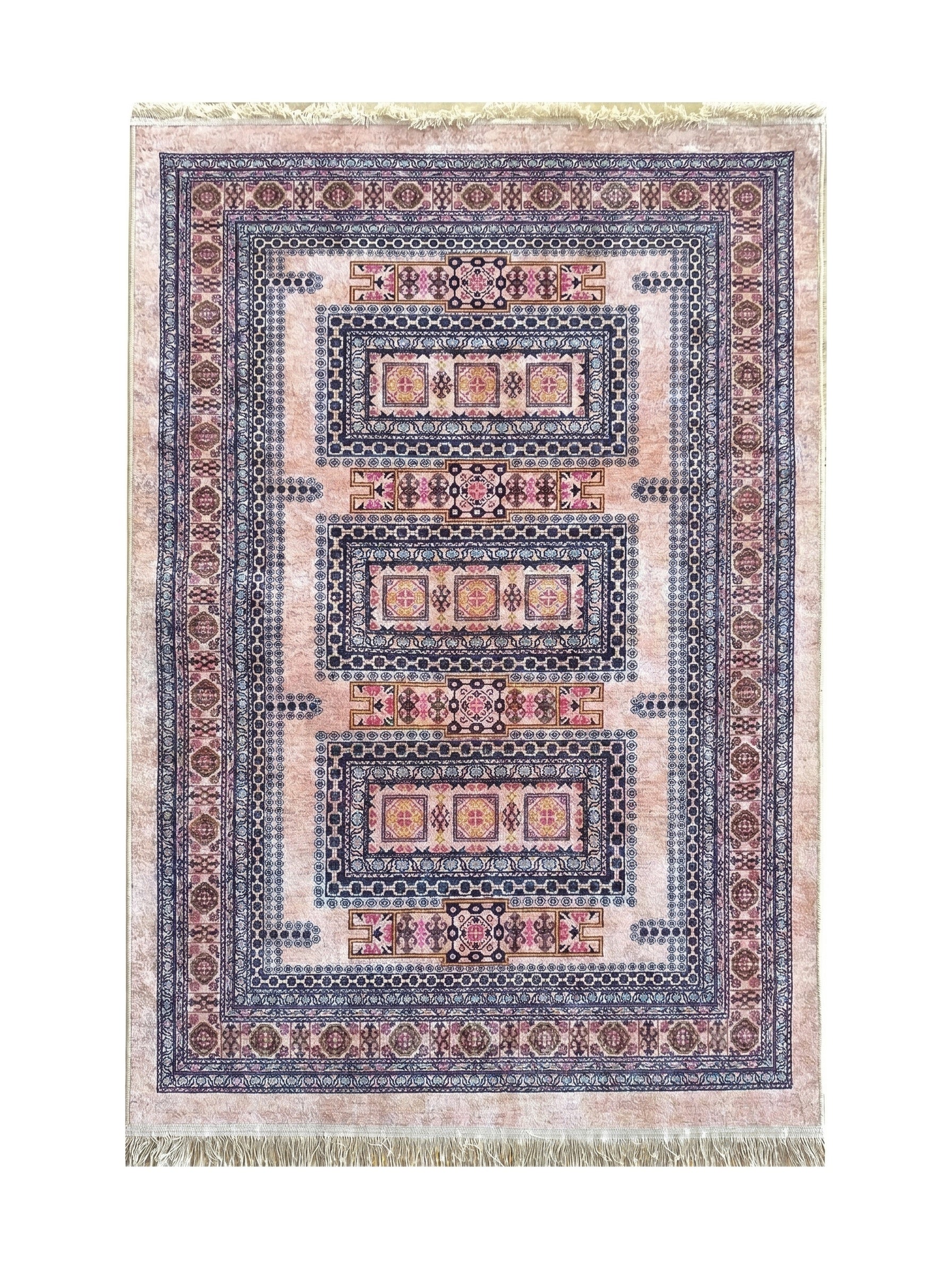 Tapis rectangulaire aux motifs géométriques complexes. Fond beige rosé, bordures et panneau central ornés de bleu, rose et jaune. Franges claires