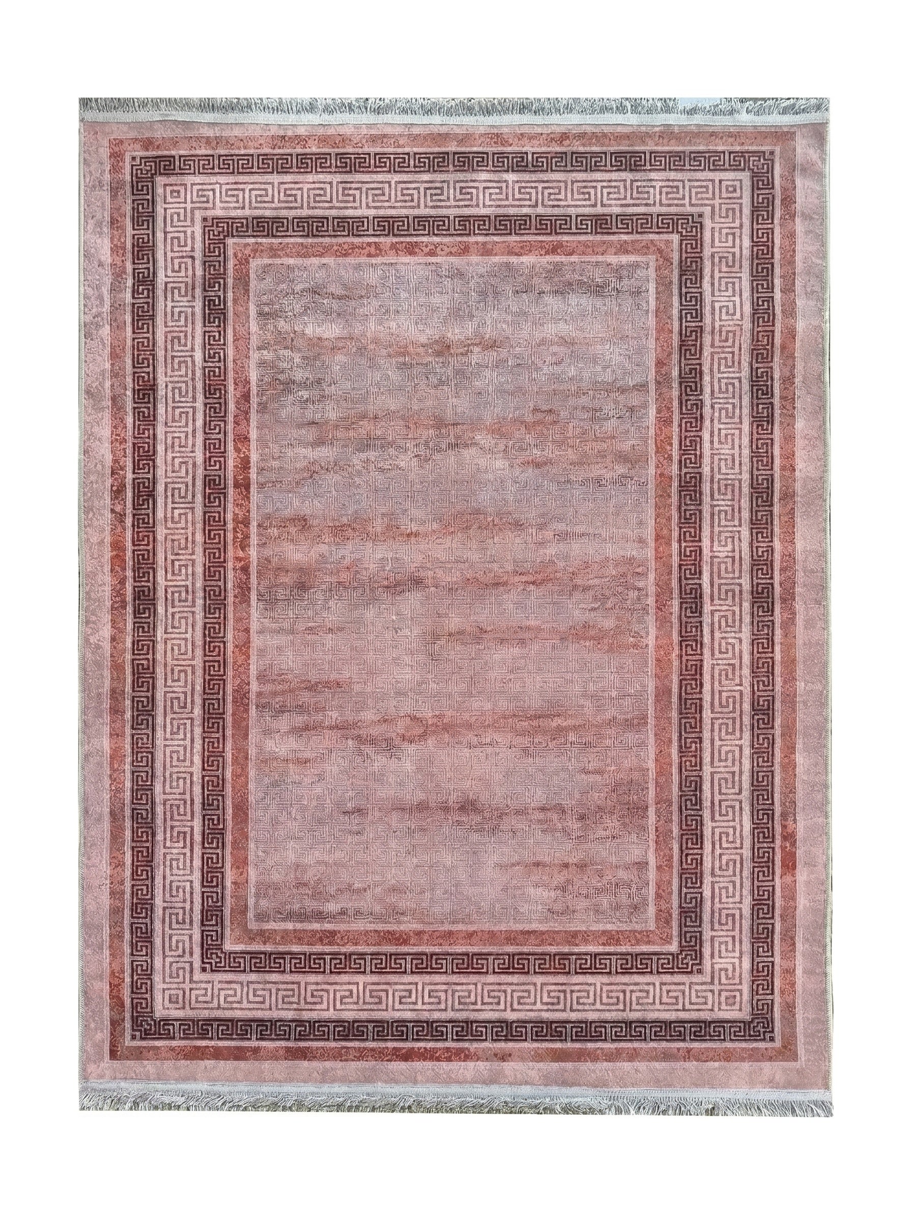 Tapis rectangulaire rose poudré et bordeaux. Le champ central texturé est encadré de bordures à motifs de méandres grecs, avec des franges claires