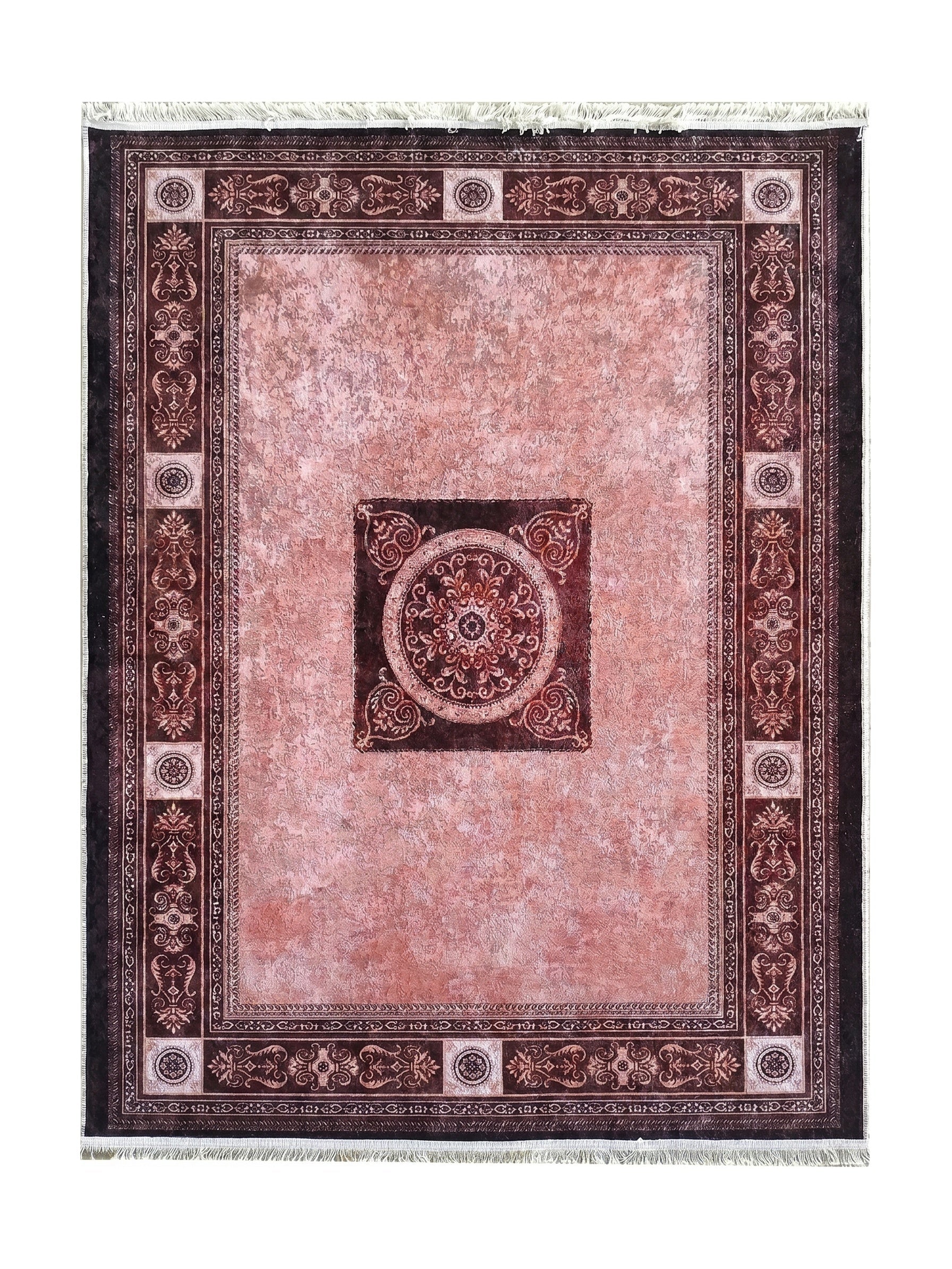 Tapis rectangulaire rose poudré et marron foncé. Son centre texturé affiche un médaillon sombre, encadré de bordures ornementales et de franges claires