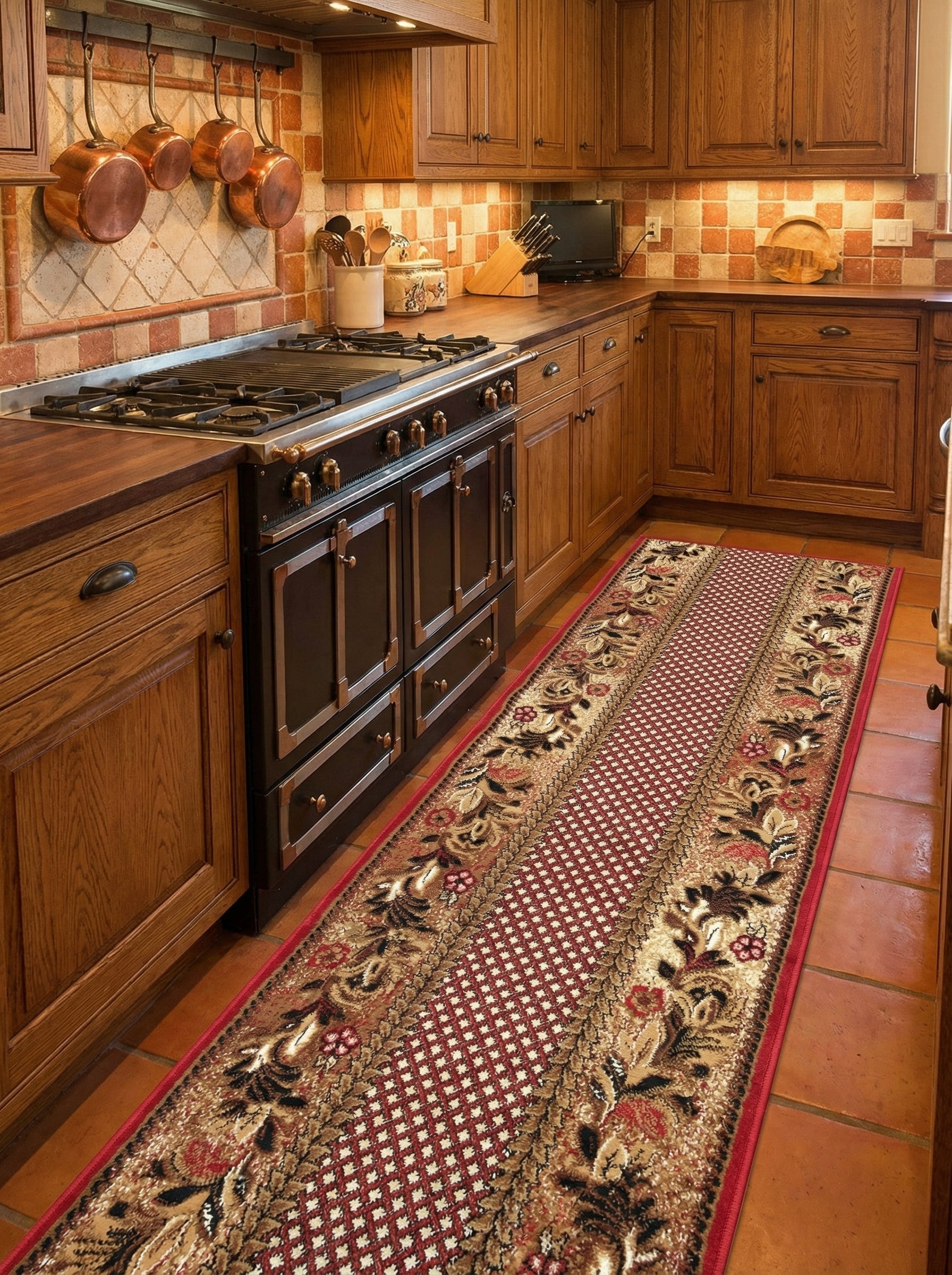 Long tapis de couloir rouge bordé de motifs floraux beiges et bruns, avec un centre à losanges rouges et blancs, dans une cuisine