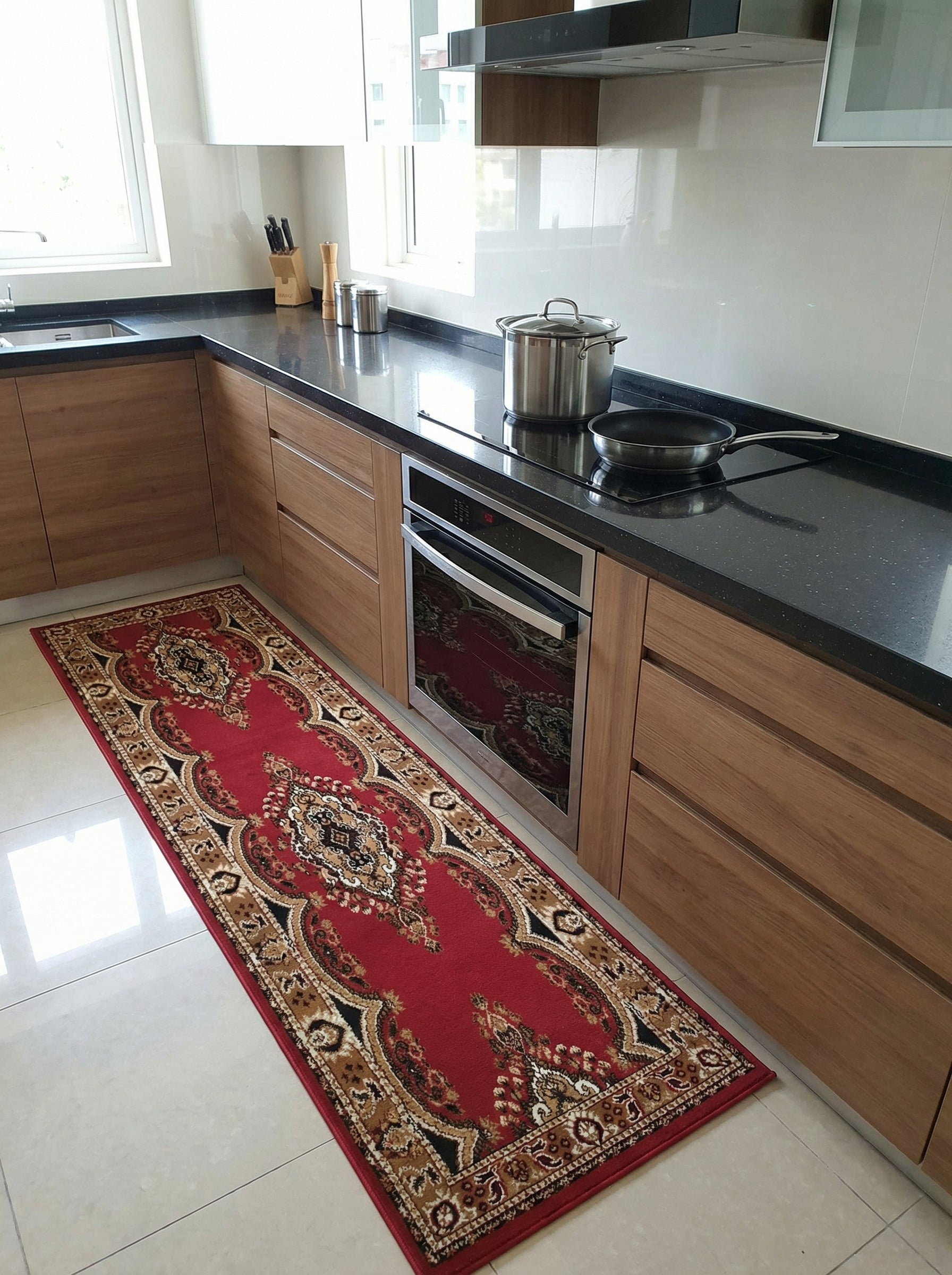 Tapis de couloir rouge bordeaux avec des motifs traditionnels complexes en beige, marron clair et noir, posé dans une cuisine moderne