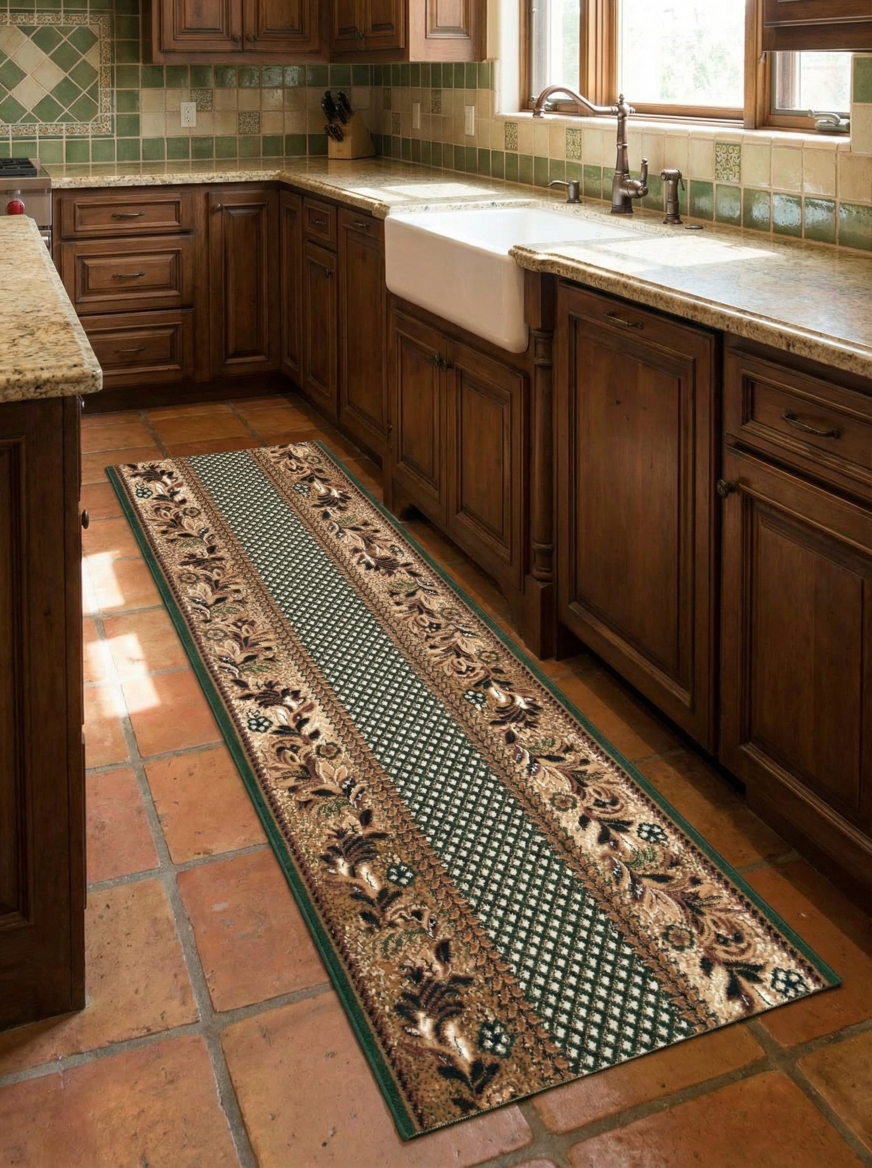Tapis coureur vert et beige avec un motif floral marron sur les bords et un quadrillage central, sur un sol en terre cuite de cuisine
