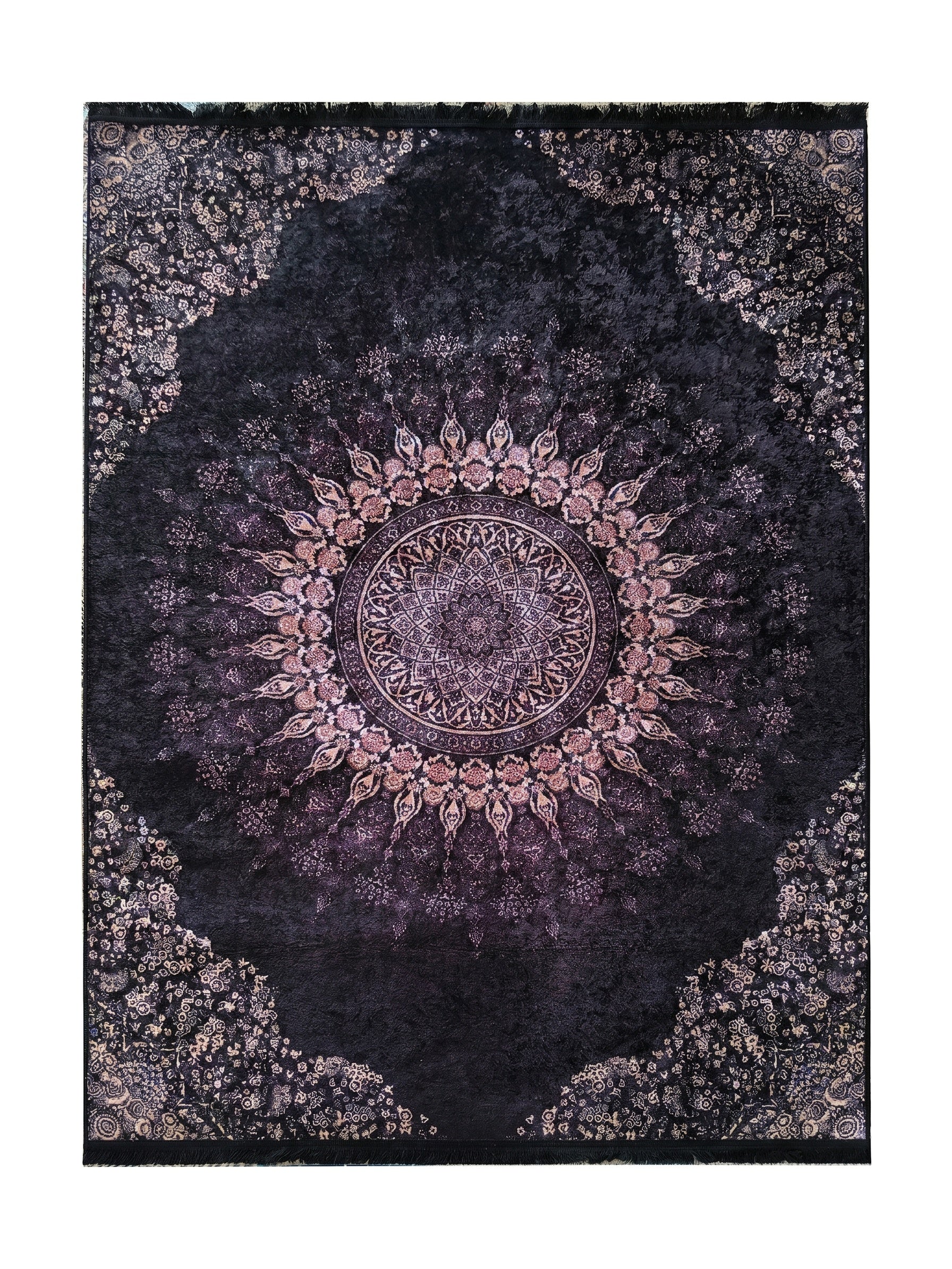Tapis sombre orné d'un médaillon central complexe aux tons rose, crème et violet, et de motifs floraux clairs dans les coins