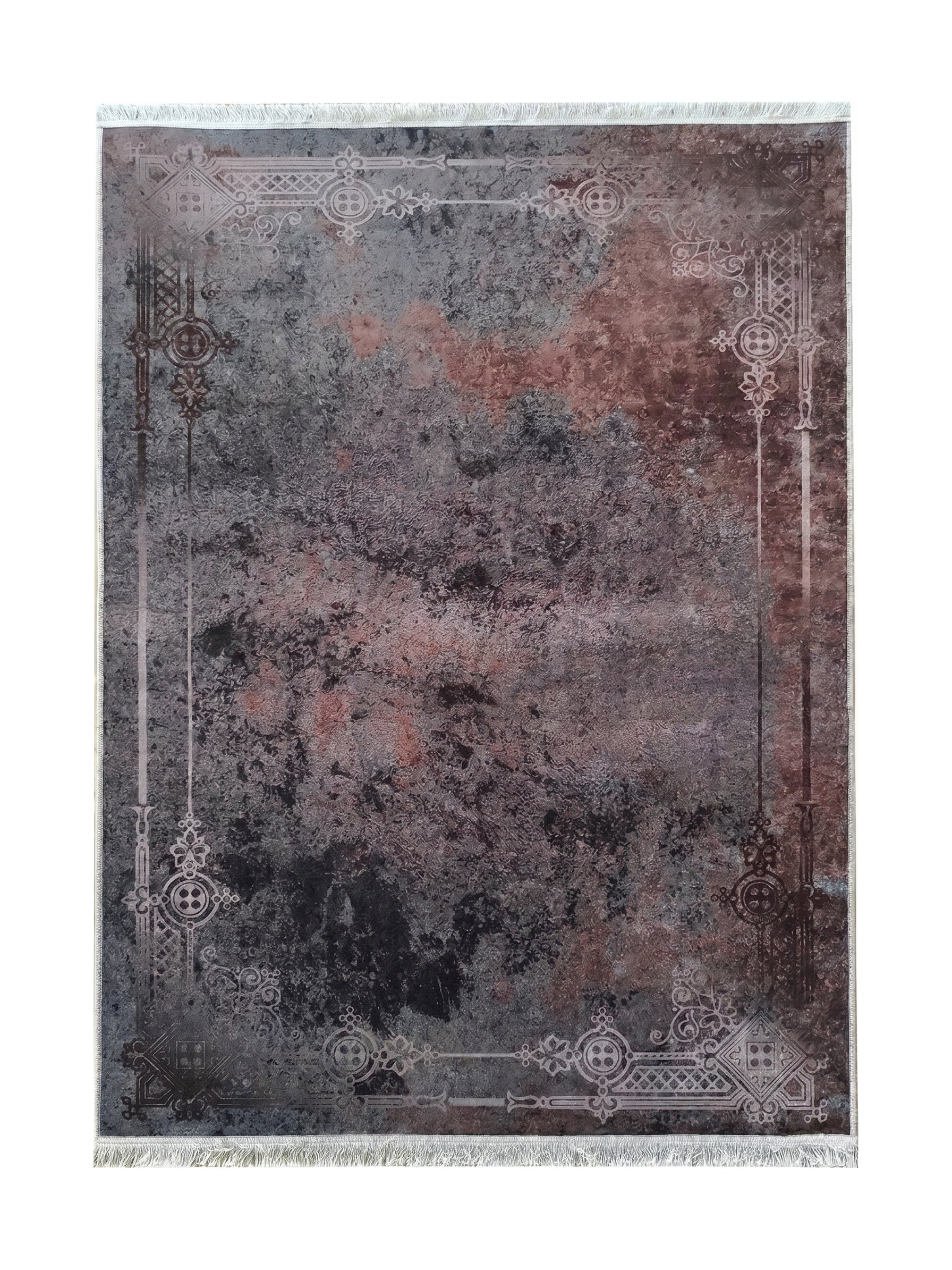 Tapis foncé à texture nuancée de gris, noir et rouille, agrémenté d'une bordure ornementale claire et de franges