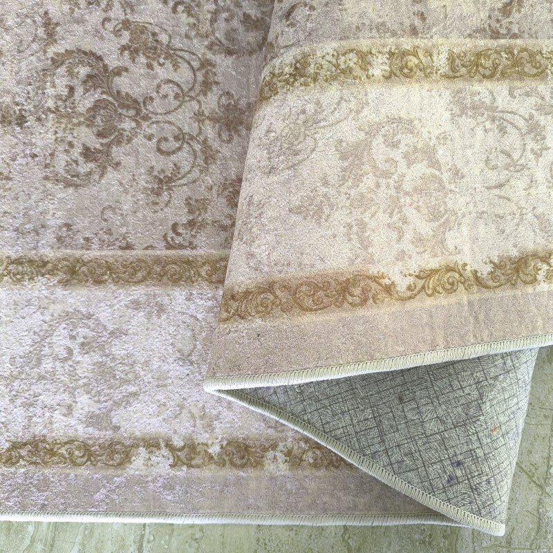 Tapis doux aux motifs floraux baroques beige clair et or, avec un revers quadrillé gris-vert visible