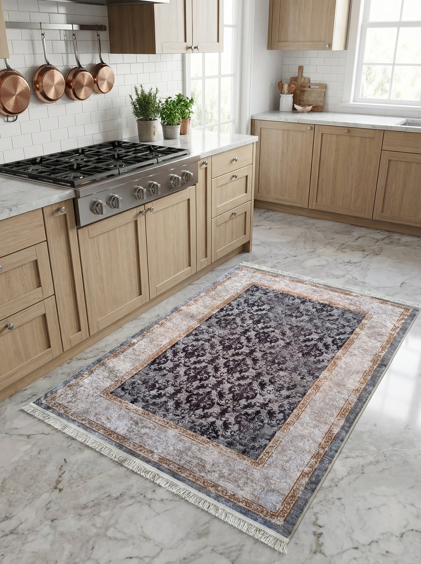 Tapis rectangulaire à motifs floraux complexes gris foncé et crème avec liserés marron, posé sur un sol clair d'une cuisine