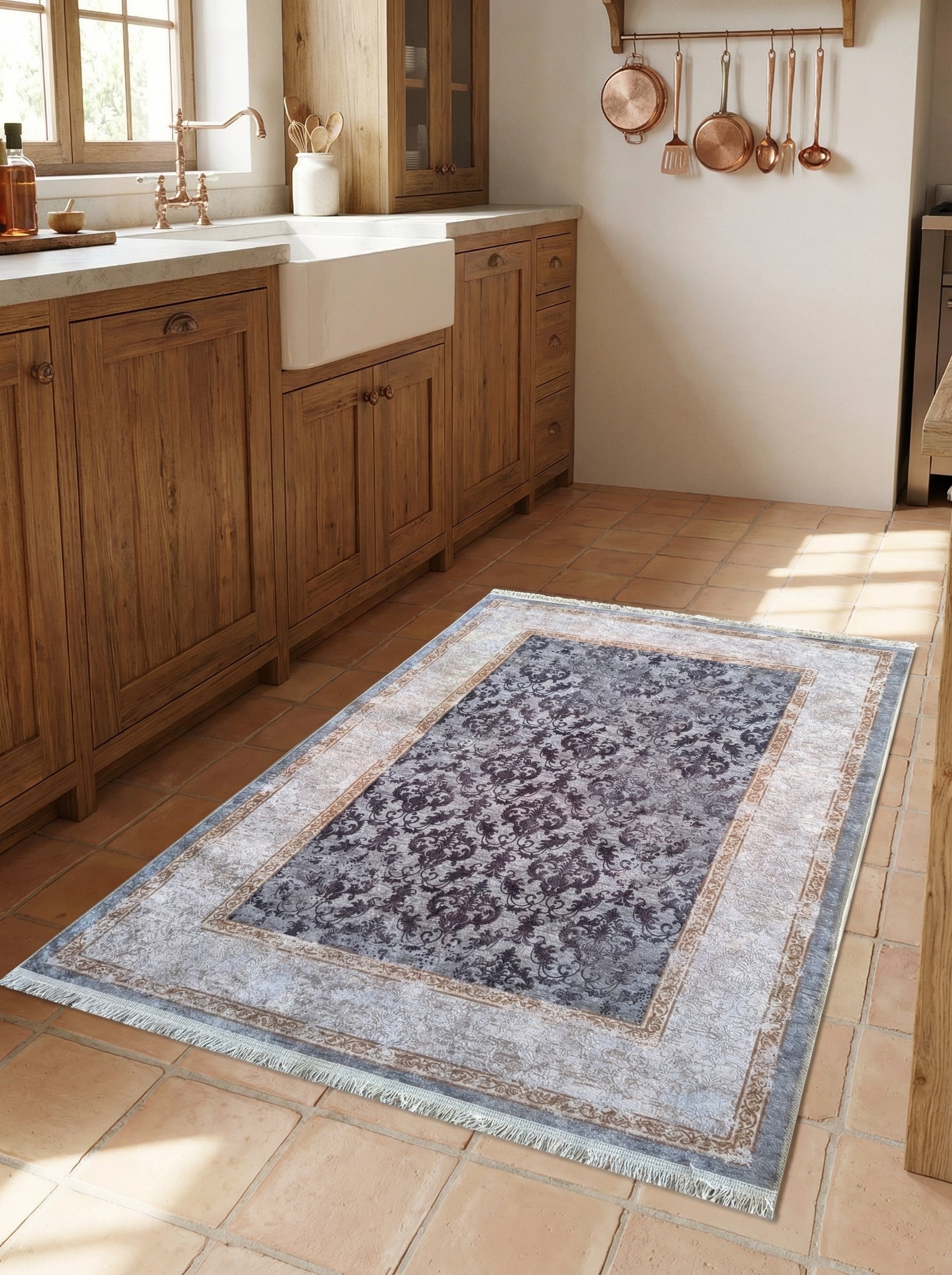 Tapis rectangulaire gris bleu à motifs damas marron foncé, avec bordure claire et franges, posé dans une cuisine rustique