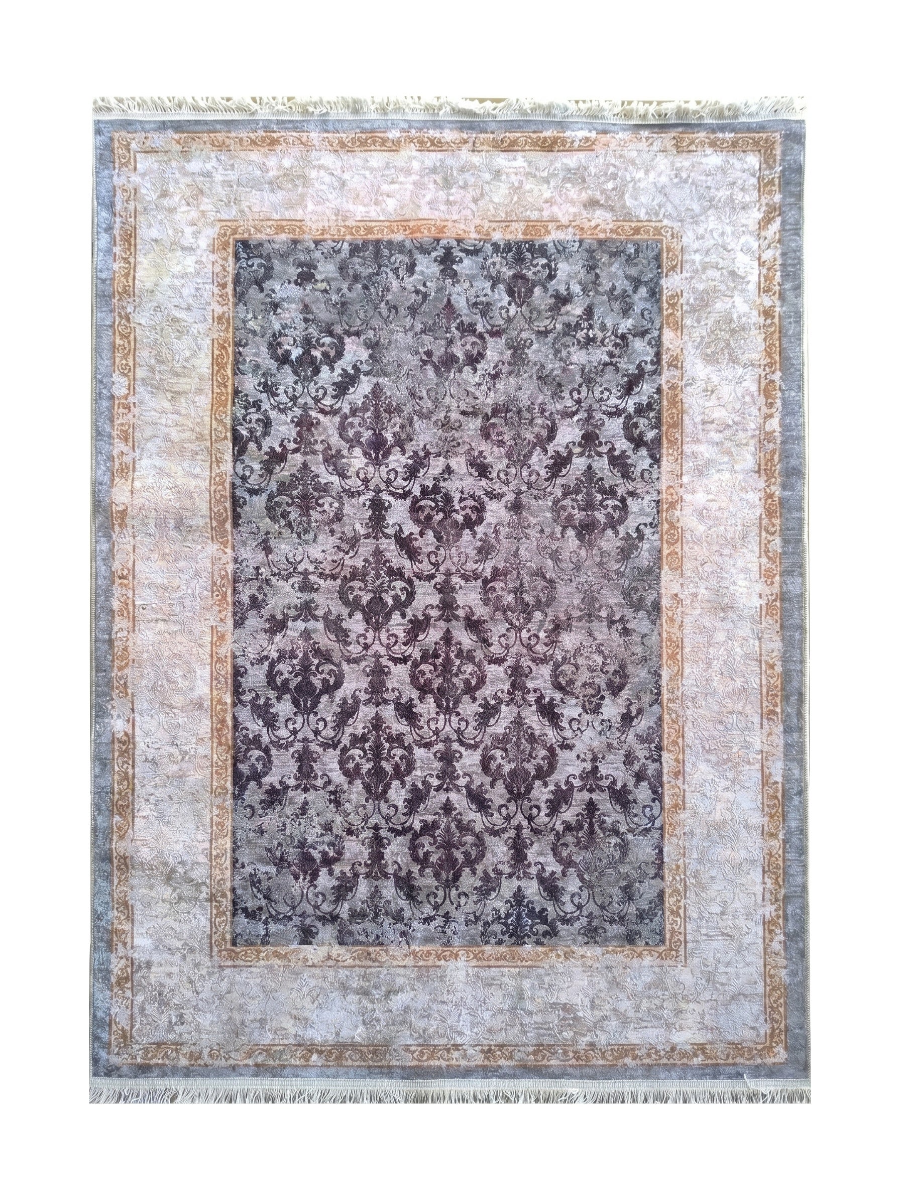 Tapis rectangulaire à motifs floraux damassés pourpres sur fond gris délavé, bordure beige clair et franges aux extrémités