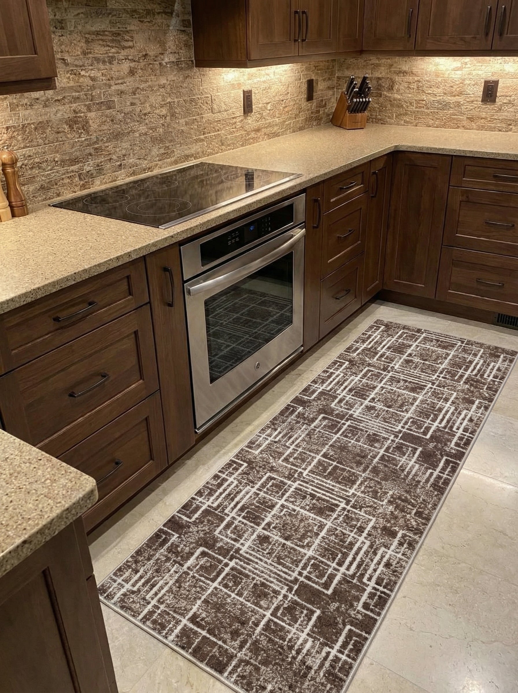Tapis de couloir marron foncé texturé avec des motifs de lignes blanches et grises formant des carrés et rectangles imbriqués, dans une cuisine