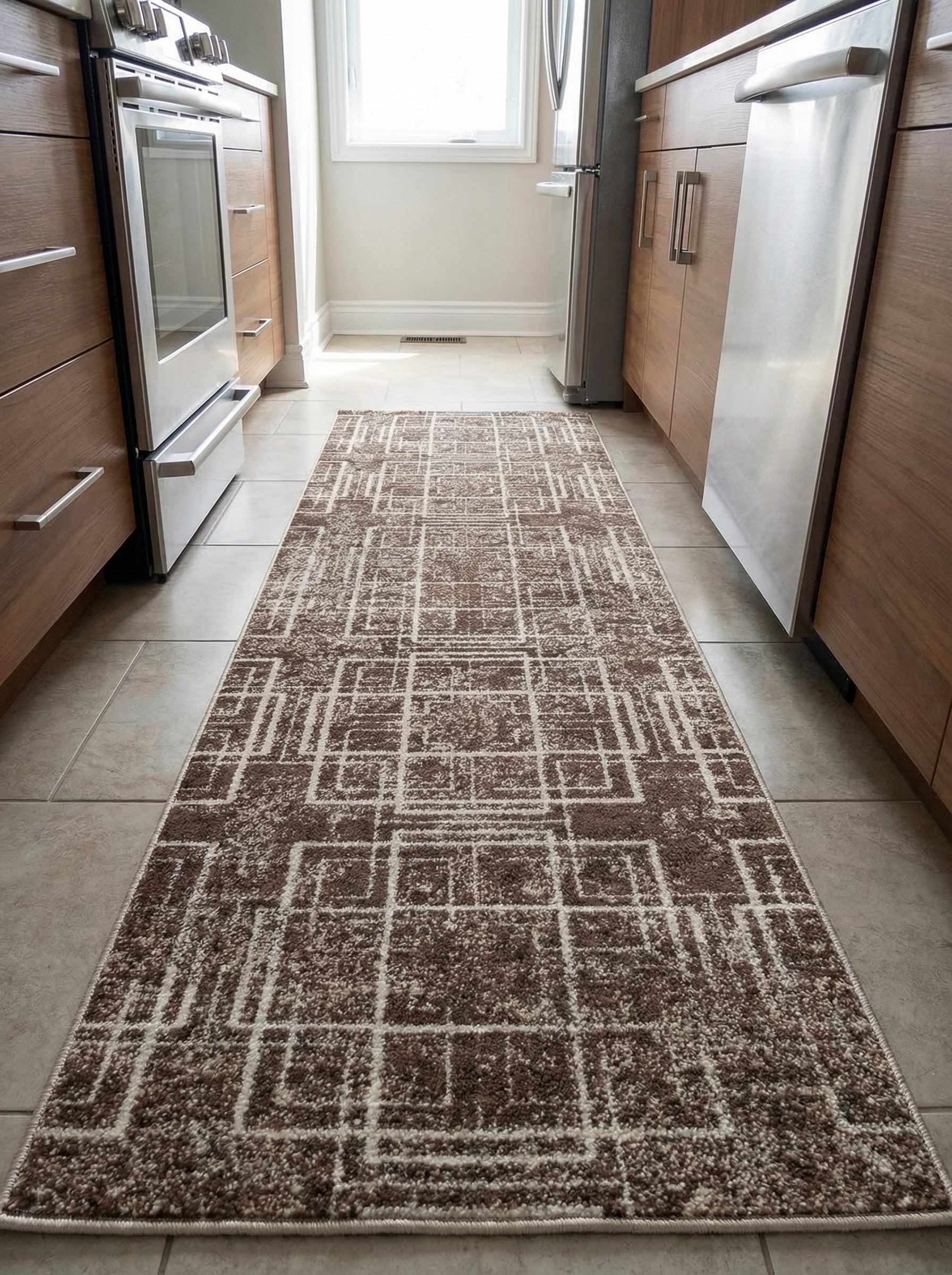 Tapis de couloir shaggy marron et blanc aux motifs géométriques abstraits, sur sol carrelé dans une cuisine