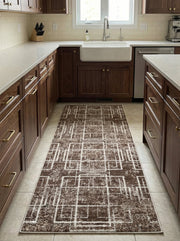 Tapis coureur brun et blanc cassé avec motifs géométriques abstraits et un effet usé, sur le carrelage d'une cuisine