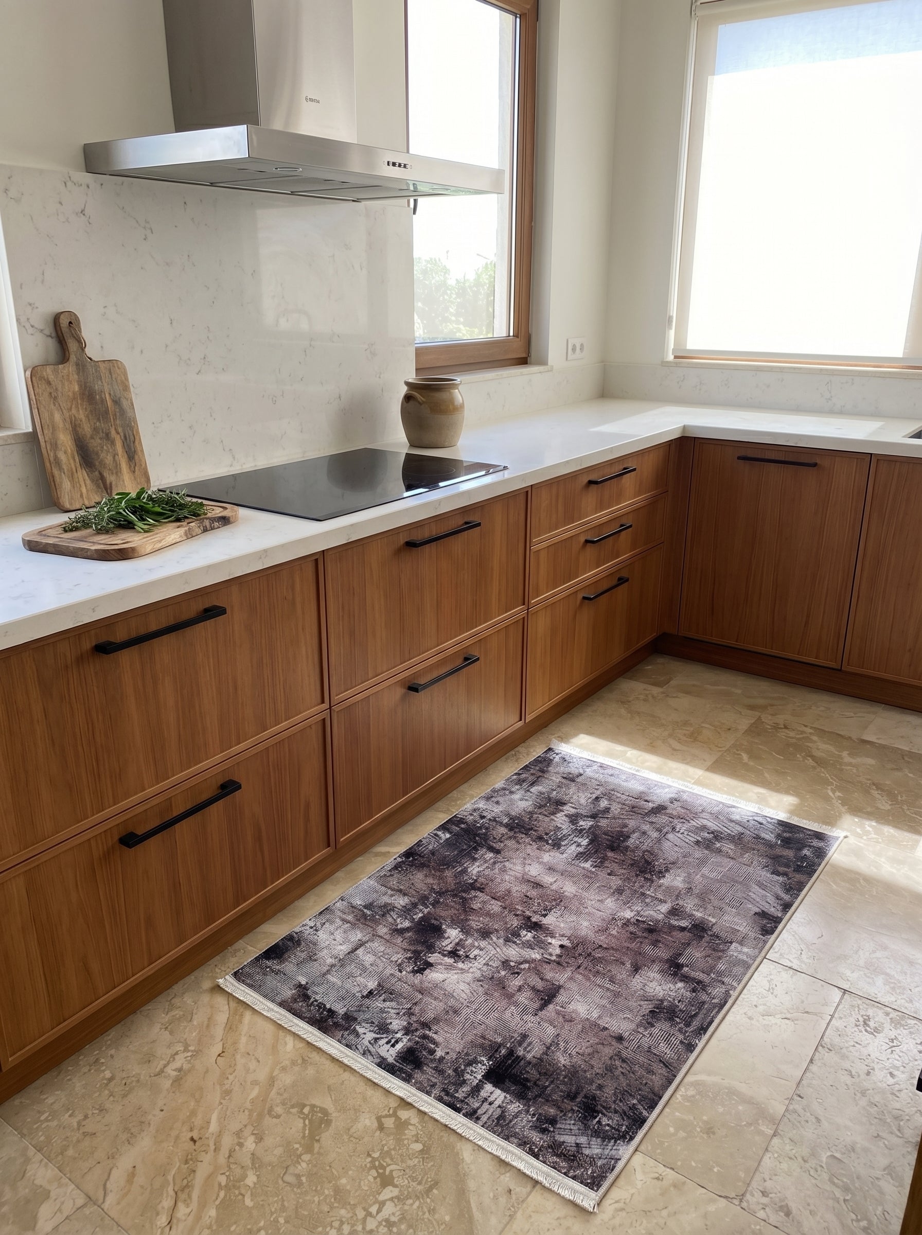 Tapis rectangulaire aux motifs abstraits mêlant brun foncé, noir et gris clair, avec des franges, dans une cuisine moderne