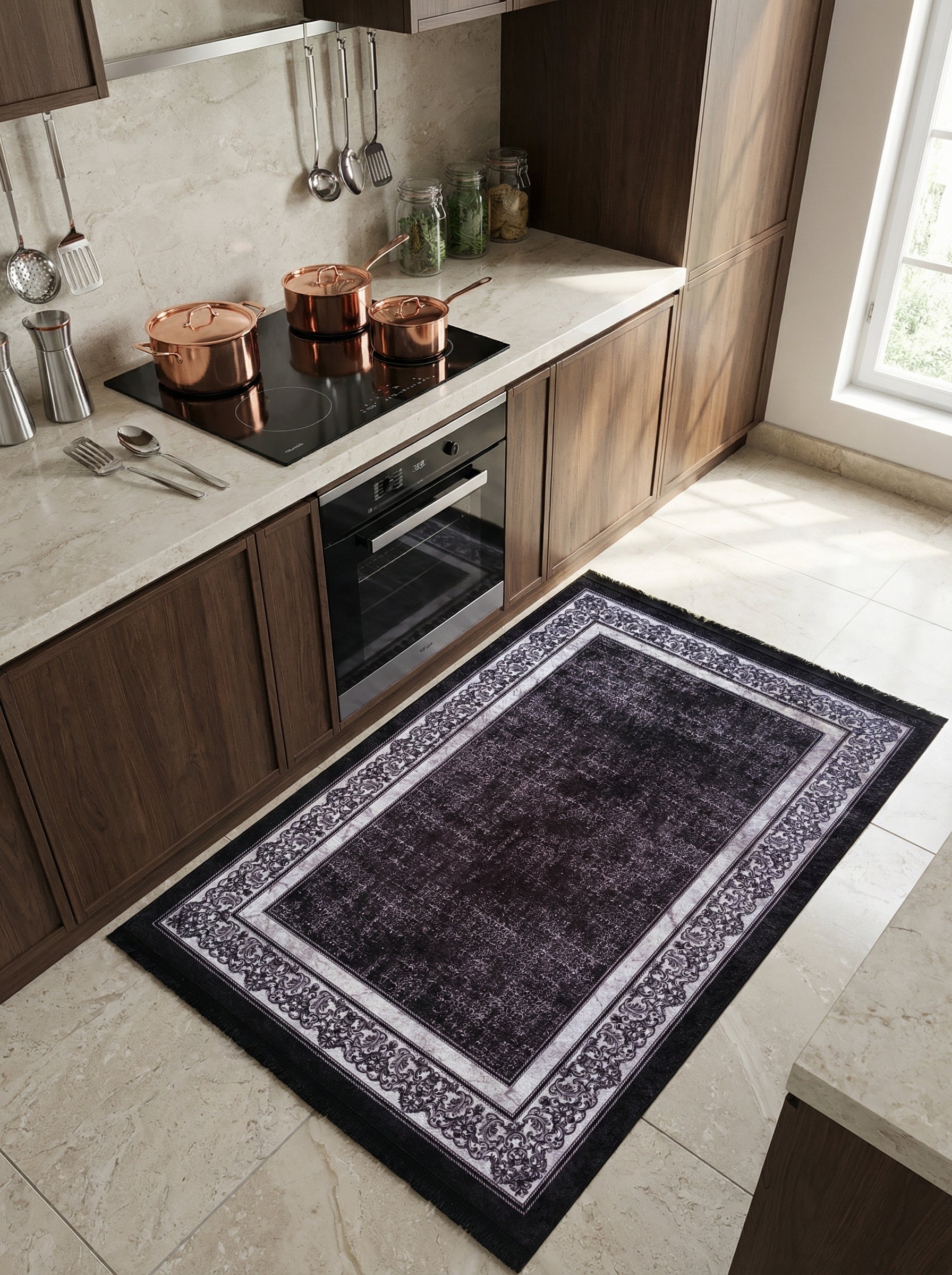 Tapis de cuisine rectangulaire, noir à l'aspect vieilli avec une bordure gris clair ornée de motifs floraux classiques