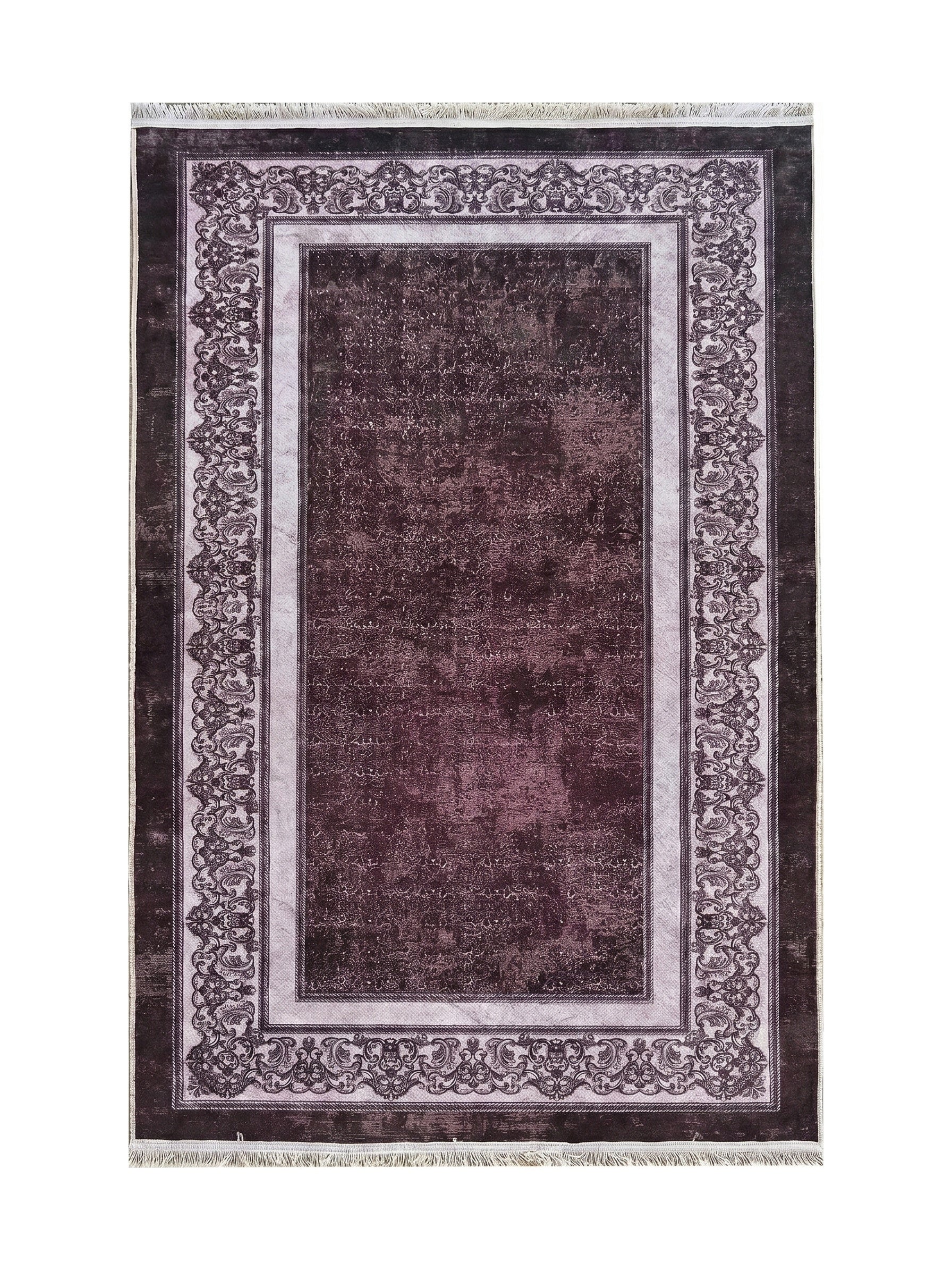 Tapis rectangulaire aubergine au centre usé, avec une large bordure claire ornée de motifs floraux sombres et des franges