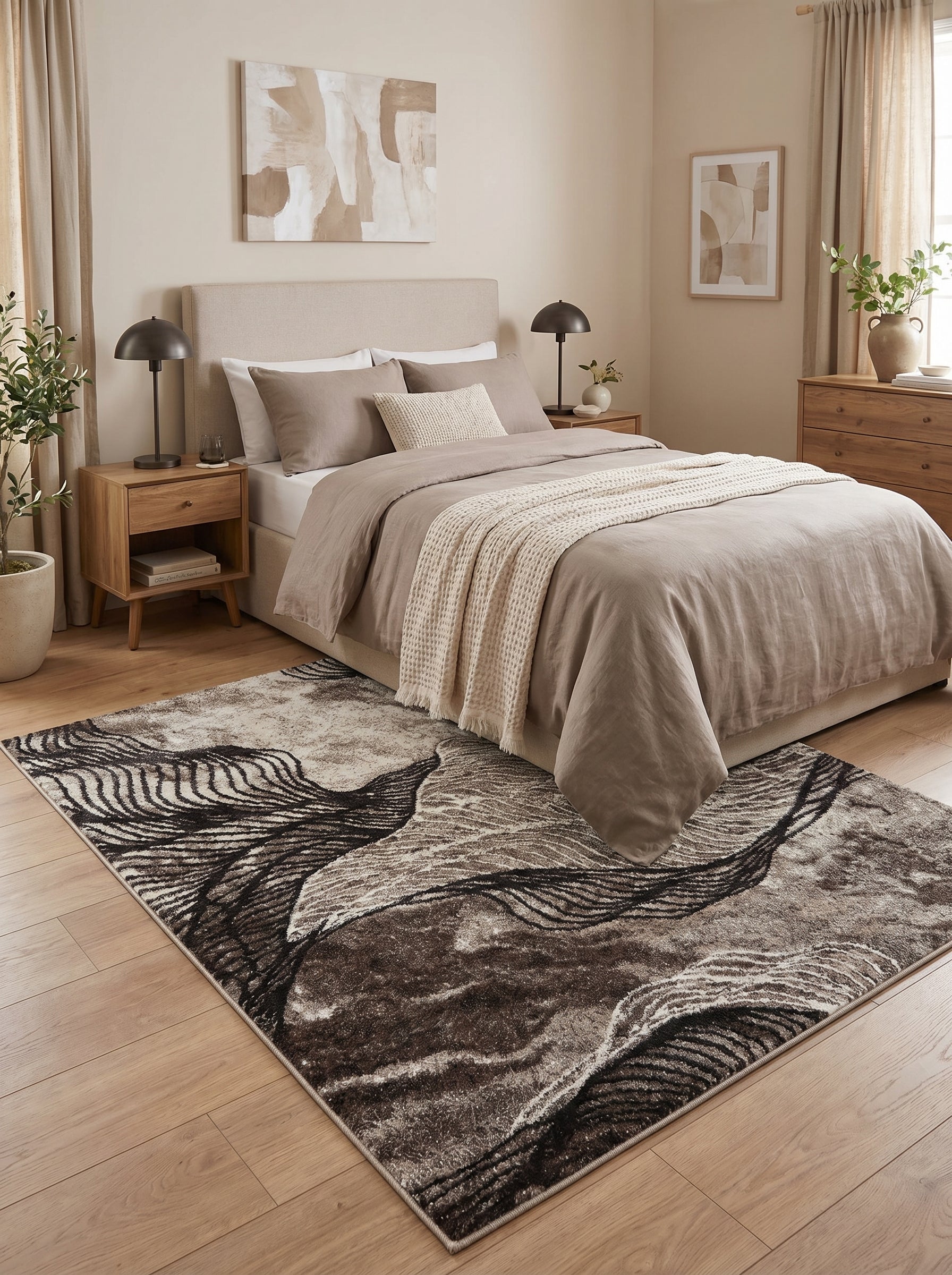 Tapis rectangulaire aux motifs abstraits de lignes foncées marron, grises et beiges claires sur fond texturé. Il est posé dans une chambre lumineuse