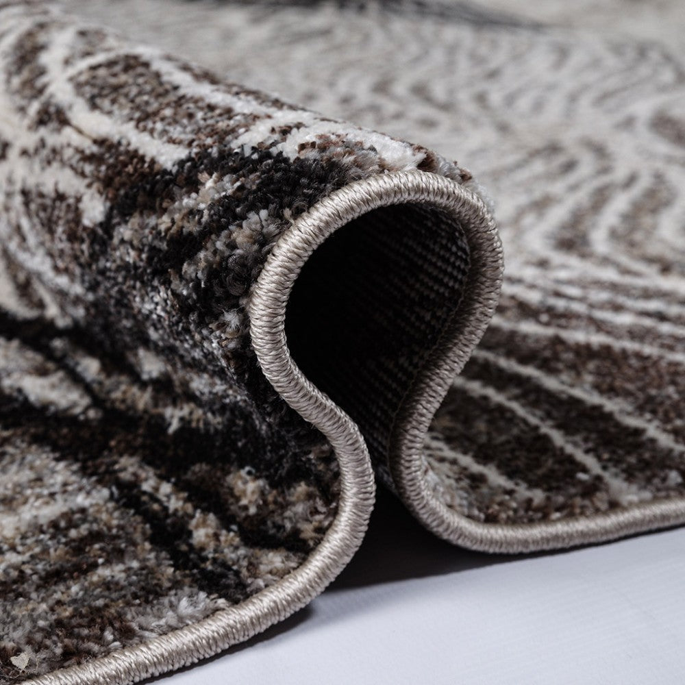 Tapis roulé en gros plan avec motif abstrait ondulé marron et blanc crème, texture pelucheuse, bordure soignée