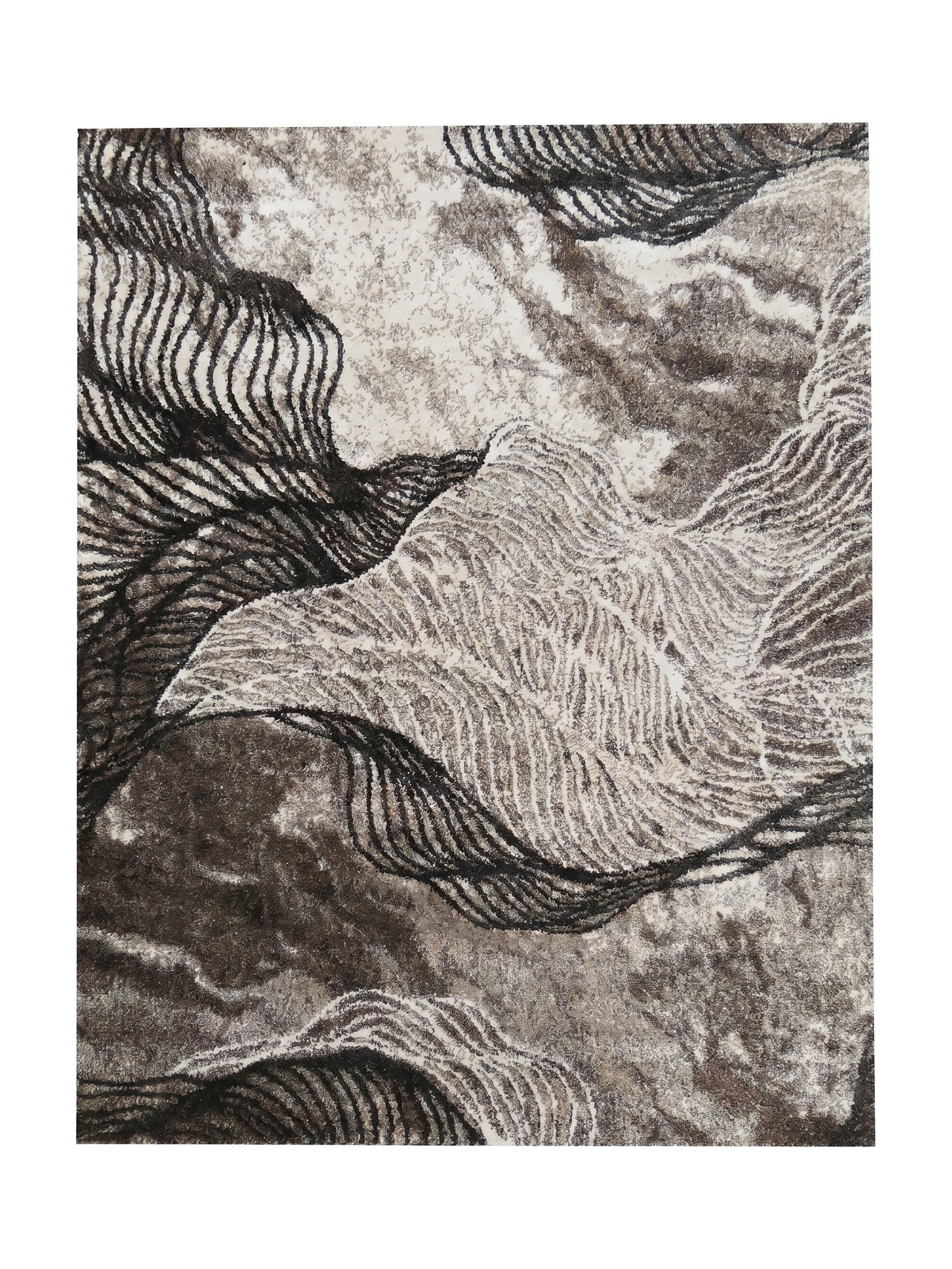 Tapis aux longs poils doux, présentant des motifs abstraits ondulés dans des nuances de gris, beige, brun et noir