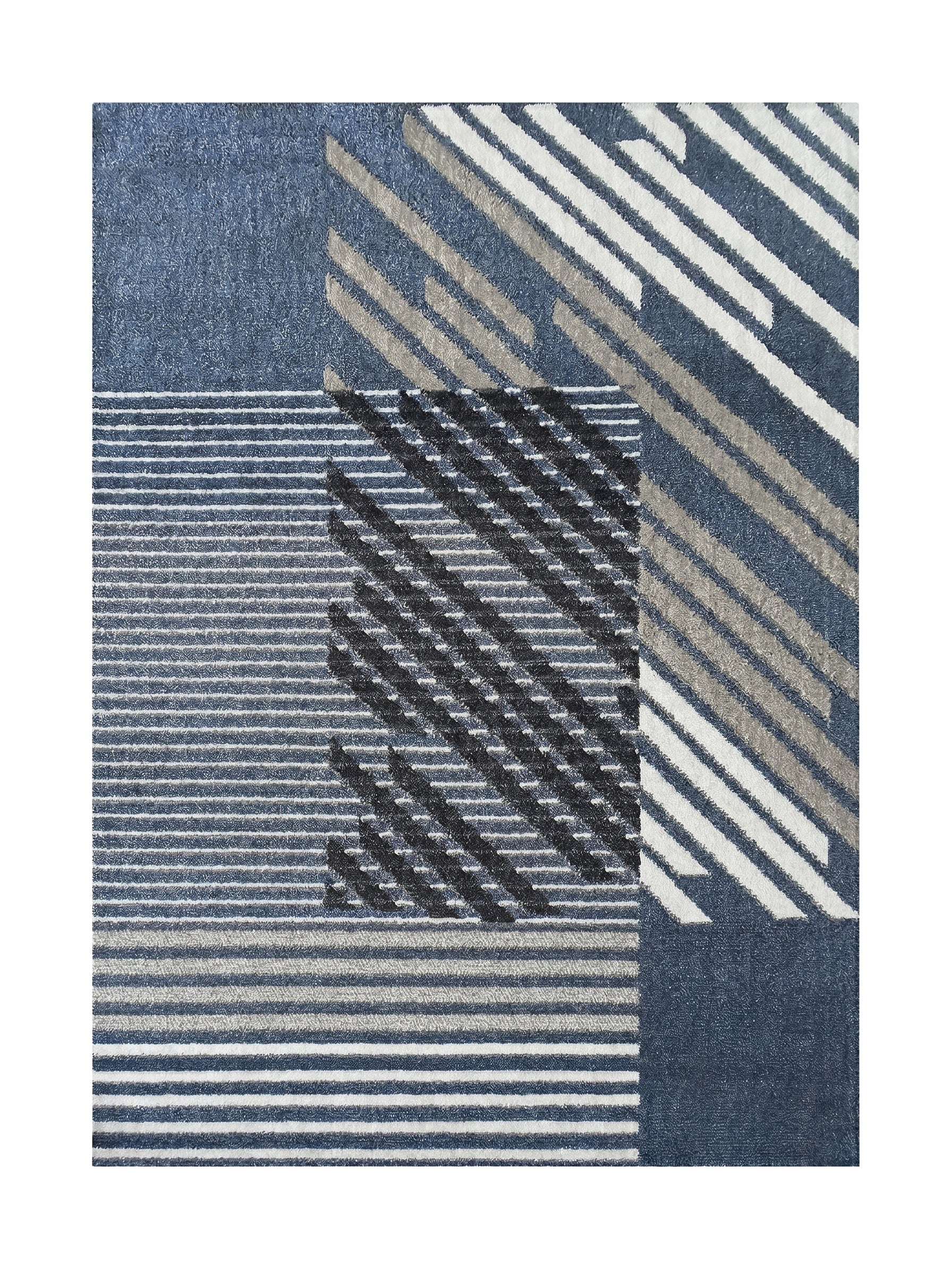 Tapis aux nuances de bleu, avec des motifs géométriques composés de blocs unis et de bandes horizontales et diagonales blanches, grises et noires