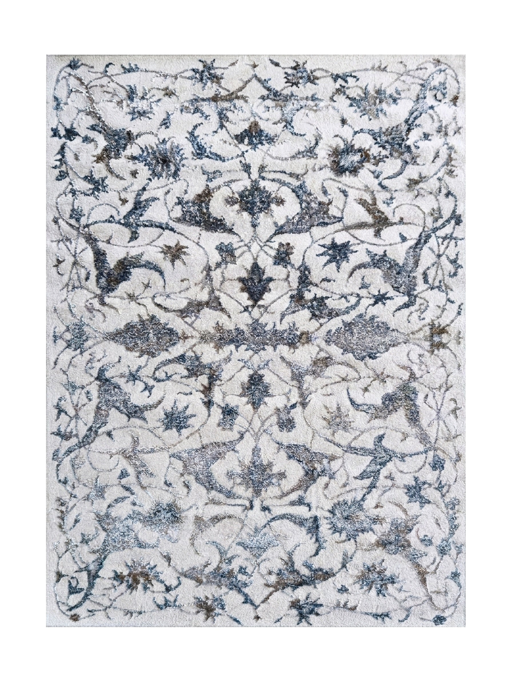 Tapis doux et texturé, à fond blanc cassé orné d'un motif complexe de volutes florales bleues et brunes