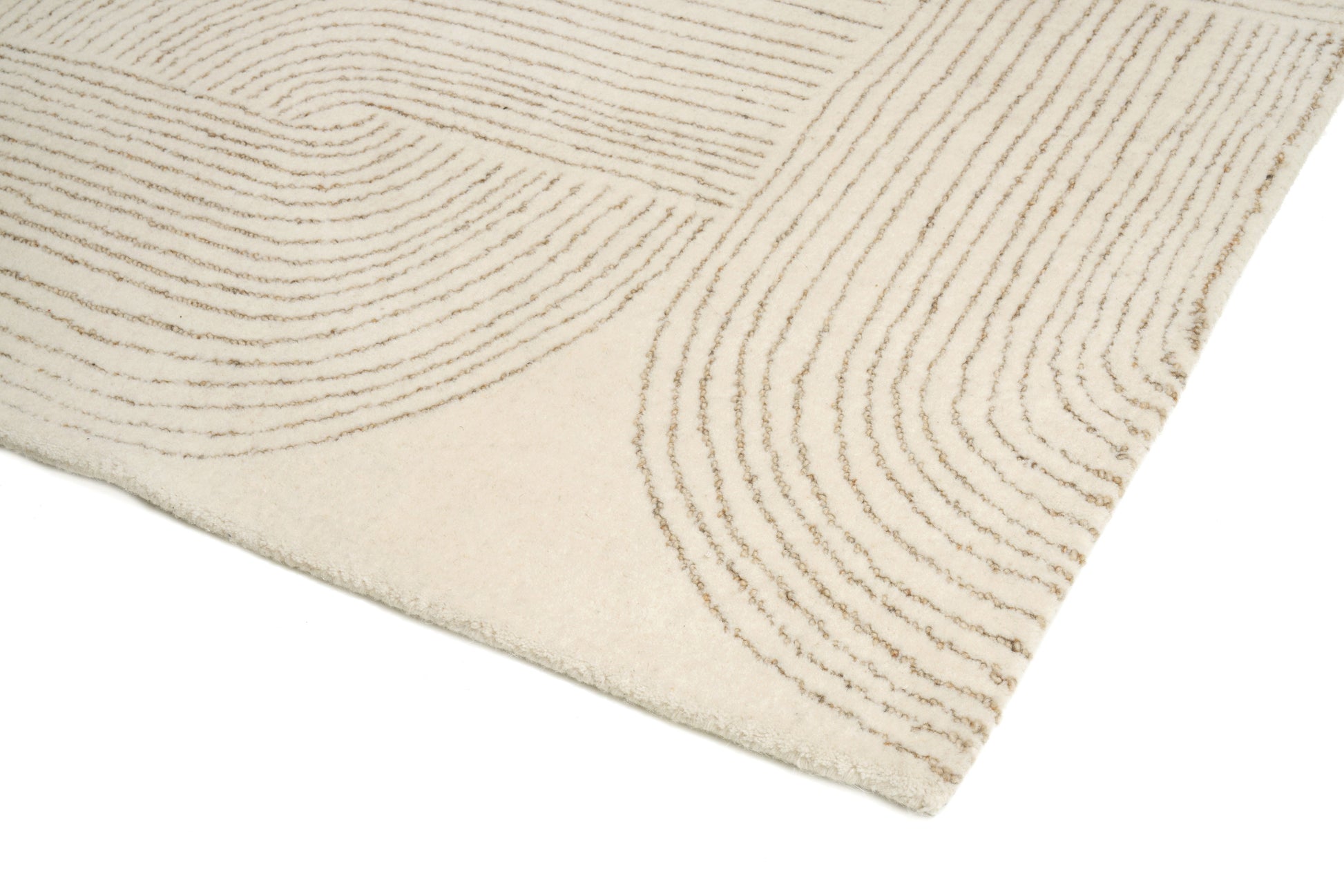Tapis de type laine, beige, finition bordure. Pièce avec lignes marrons. Qualité: moelleux