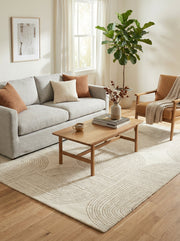 Tapis en laine beige, design épuré, motifs circulaires, harmonie dans la pièce