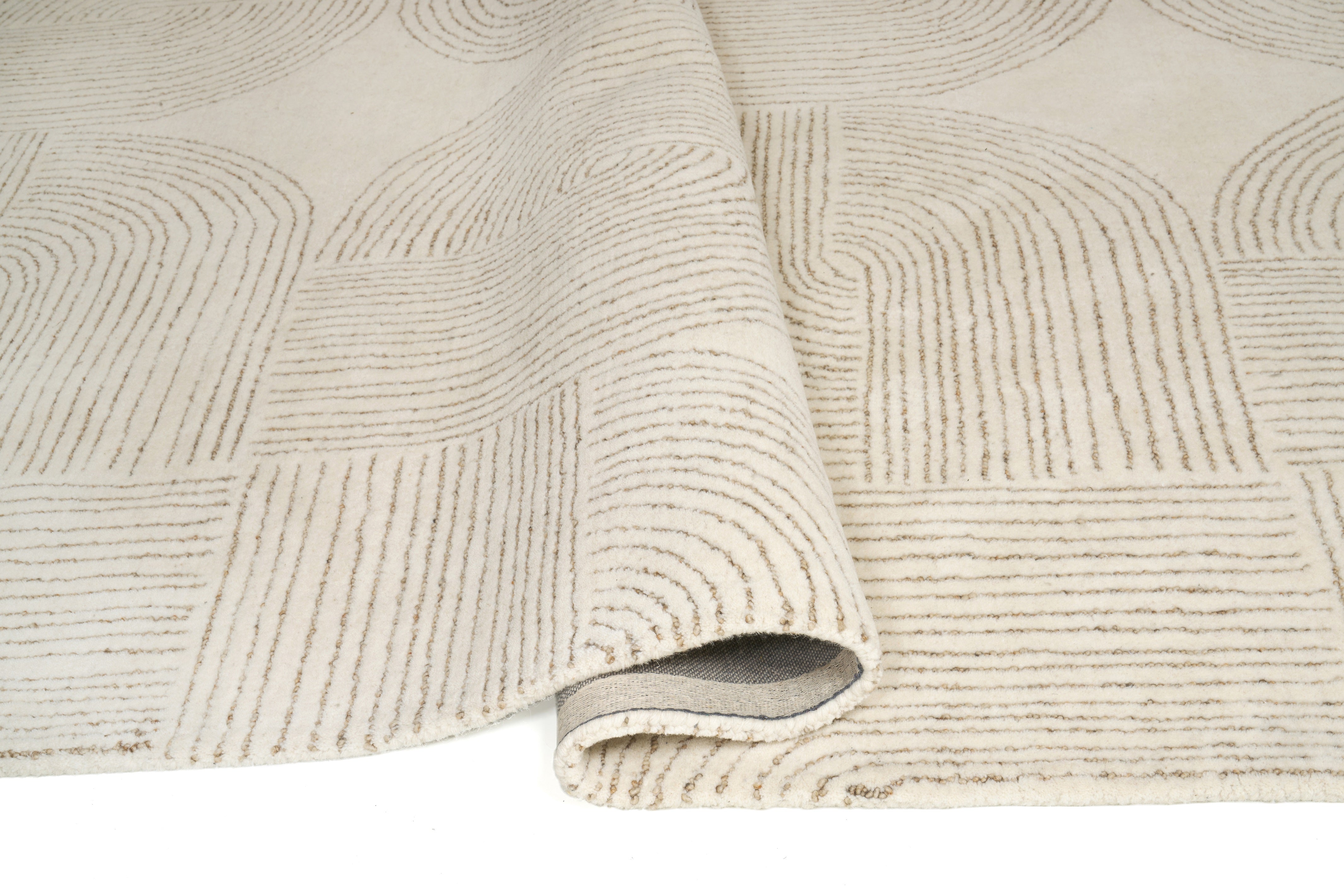 Tapis beige, densité moyenne, moelleux. Confortable, type tapis, pièce