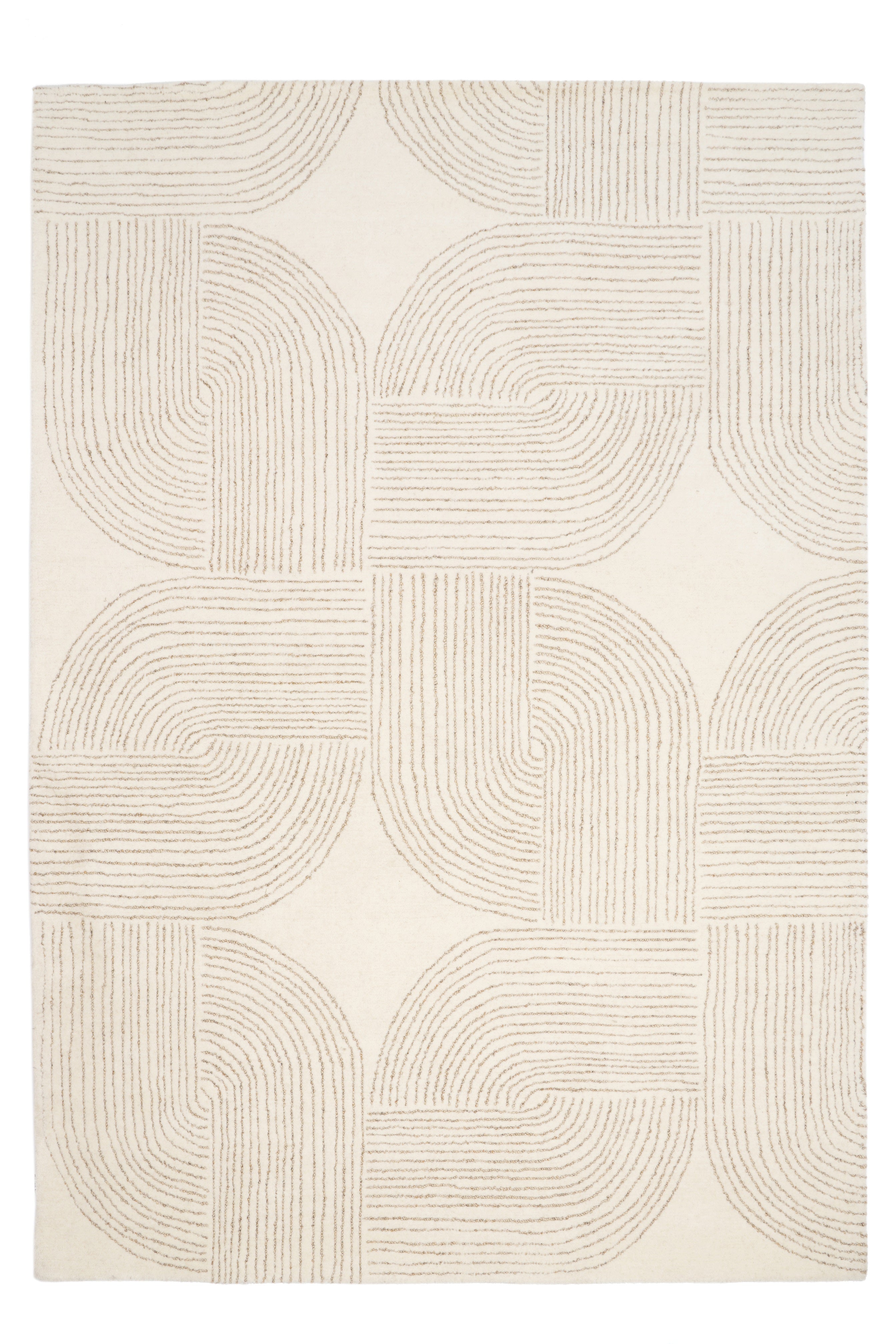 Tapis de type géométrique, motif abstrait. Couleurs beige et marron clair. Forme rectangulaire, pour une pièce