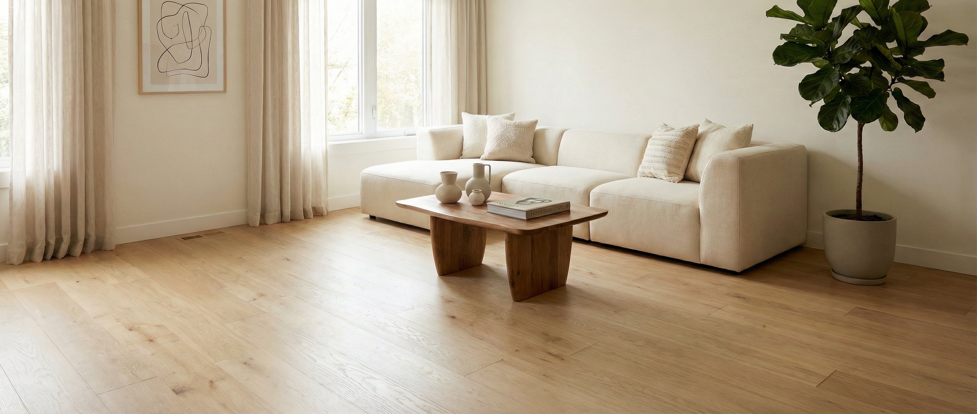 Pièce avec plancher de bois clair, canapé ivoire, et un espace à transformer pour un tapis rond