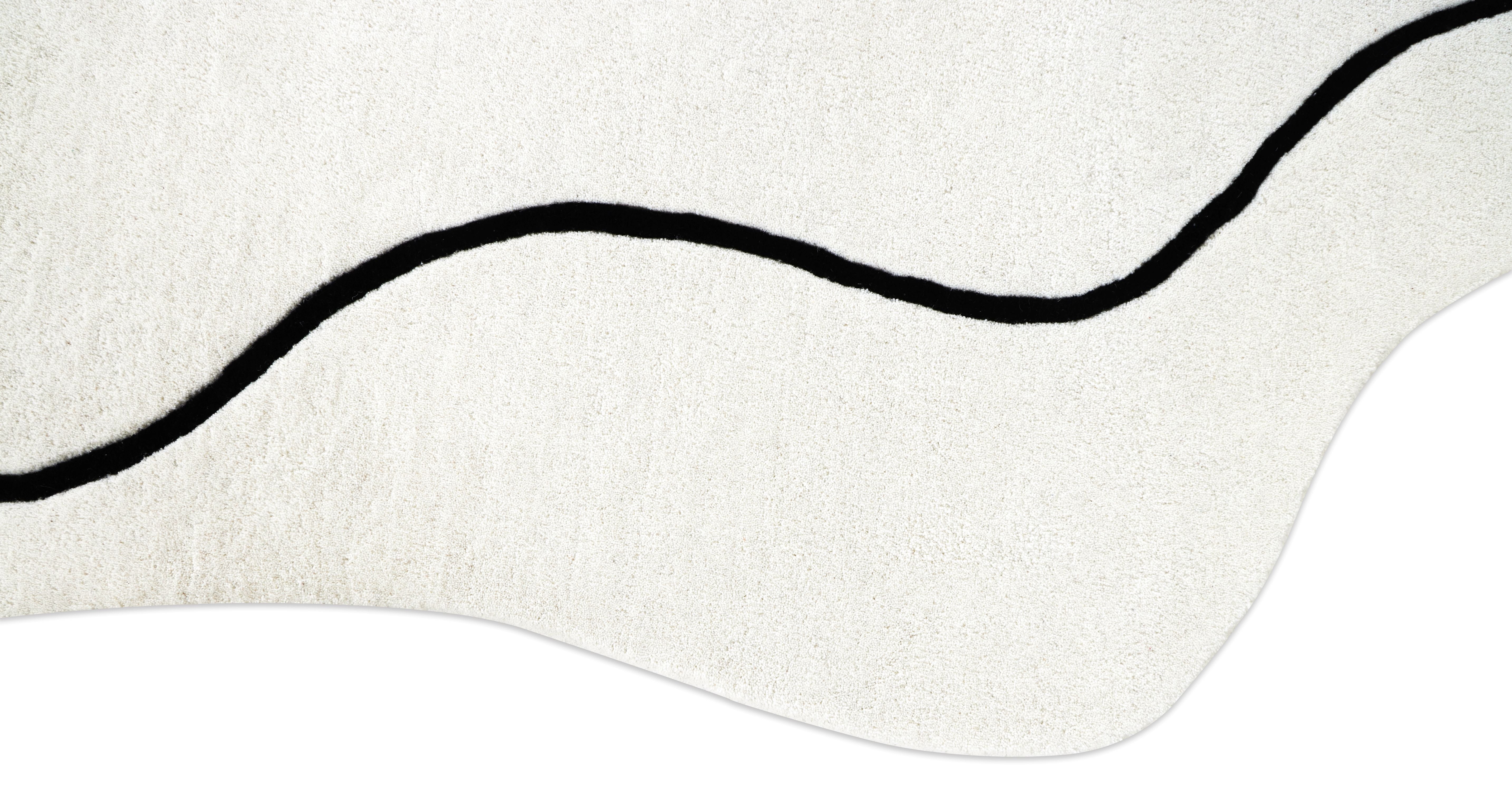 Type tapis rond, tissage touffeté, relief prononcé. Ligne noire sinueuse. Pièce décorative