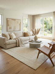 Tapis rectangulaire ivoire en laine dans une pièce moderne au design épuré, créant une harmonie