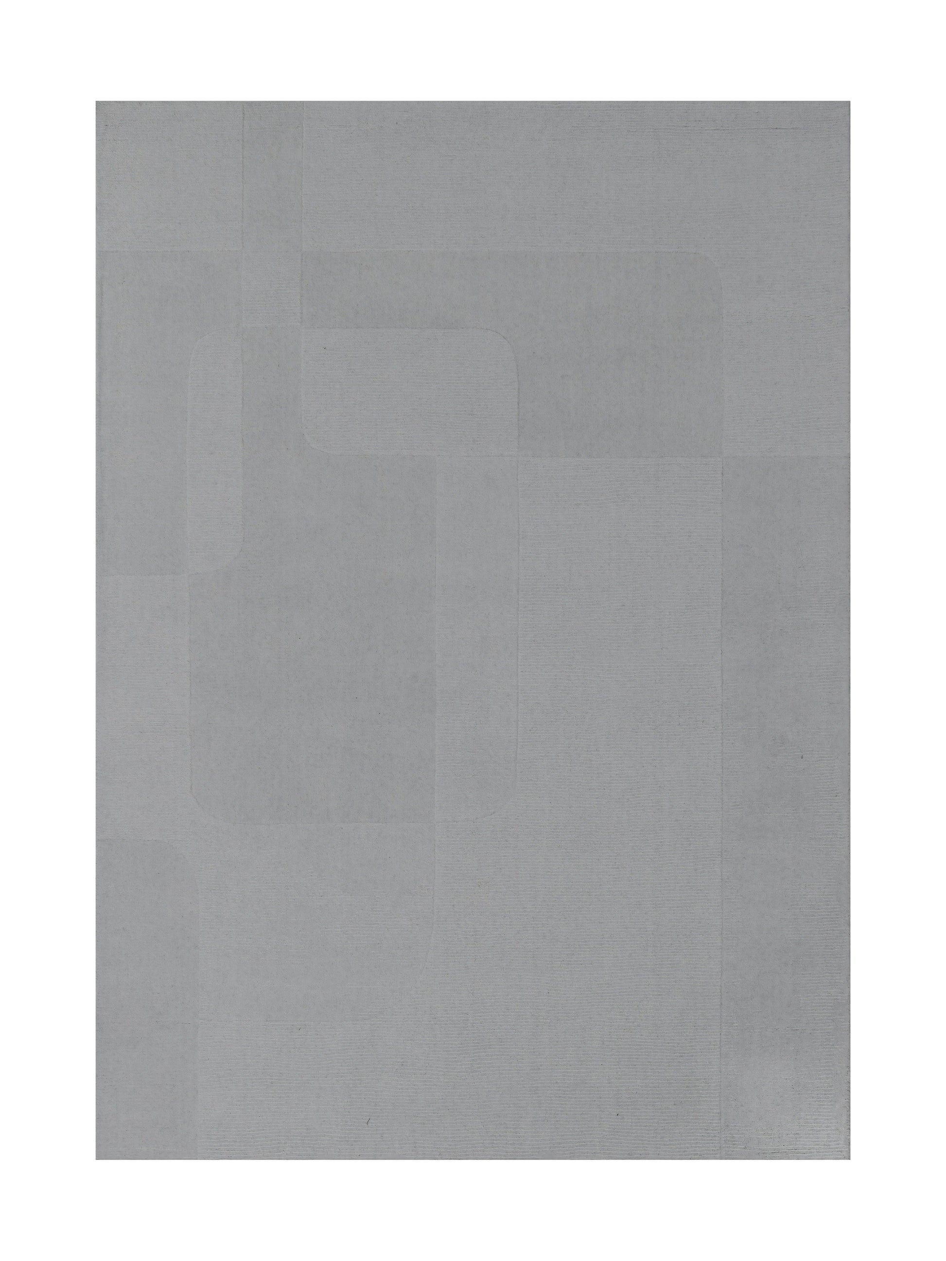 Tapis rectangulaire gris clair avec un motif géométrique abstrait, ambiance minimaliste