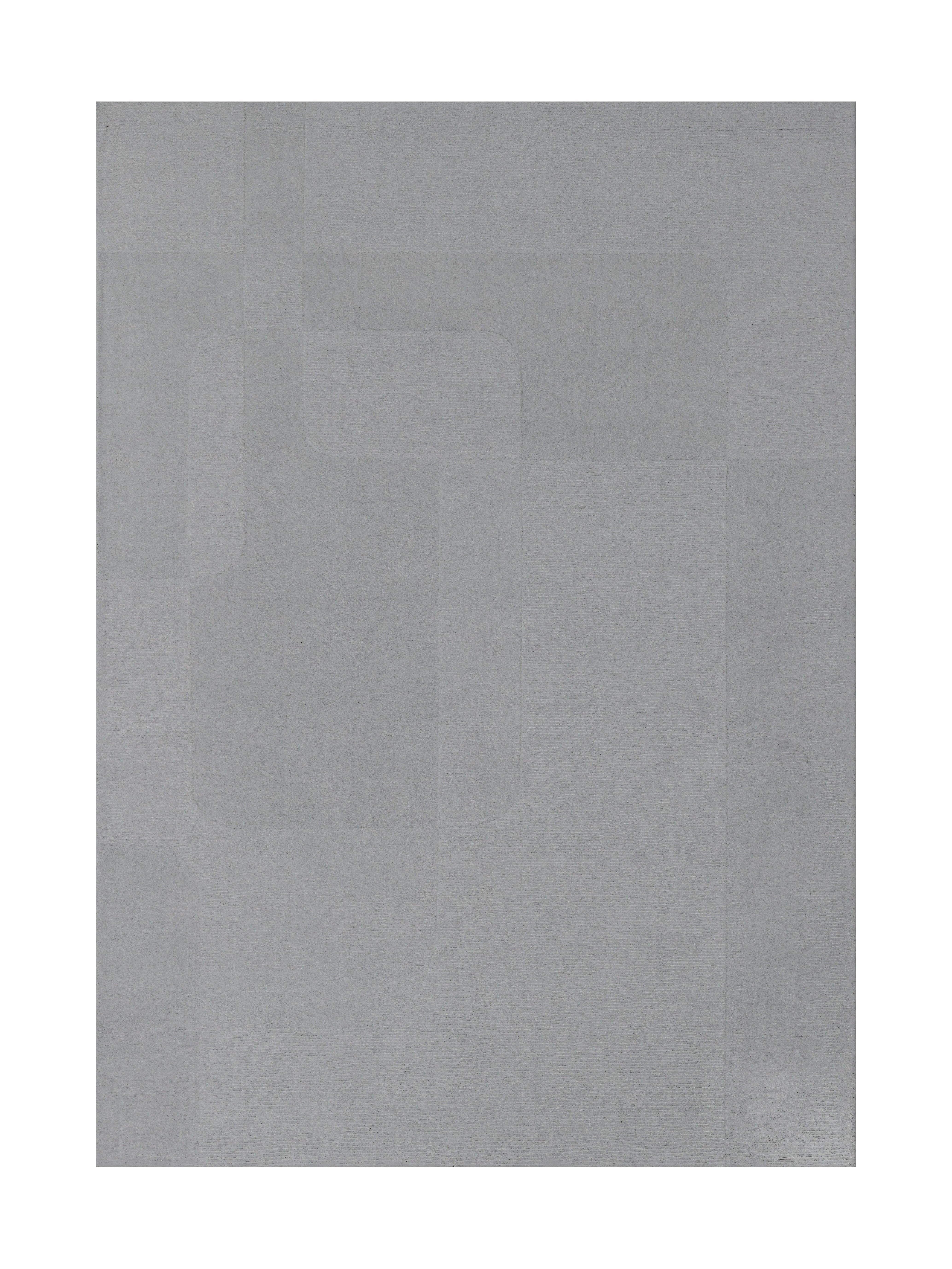 Tapis rectangulaire gris clair avec un motif géométrique abstrait, ambiance minimaliste