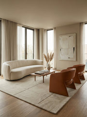 Tapis rectangulaire ivoire. Design épuré, style contemporain. Pièce lumineuse et ambiance chaleureuse