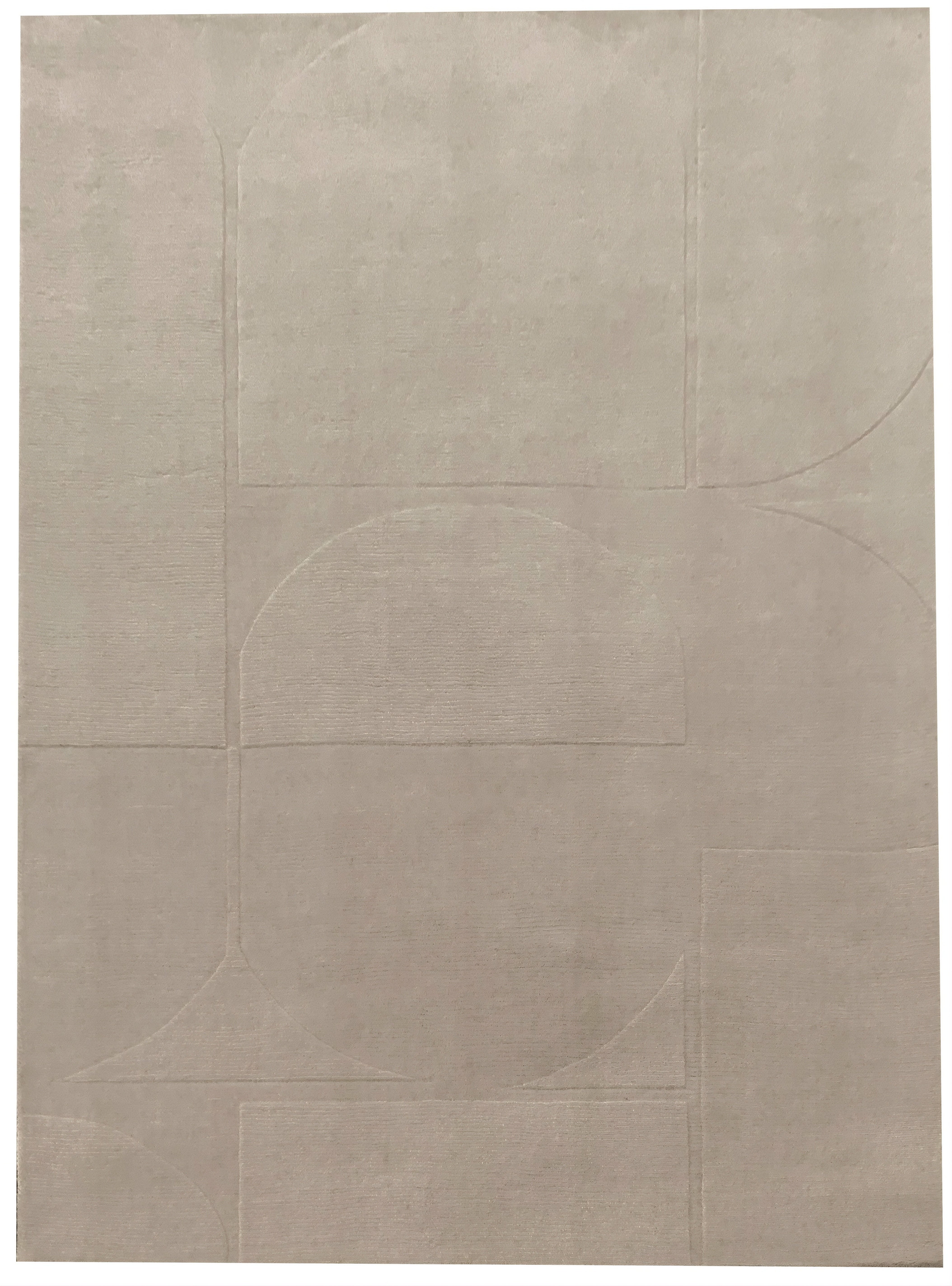 Tapis rectangulaire ivoire avec motif géométrique abstrait. Style contemporain, ambiance épurée