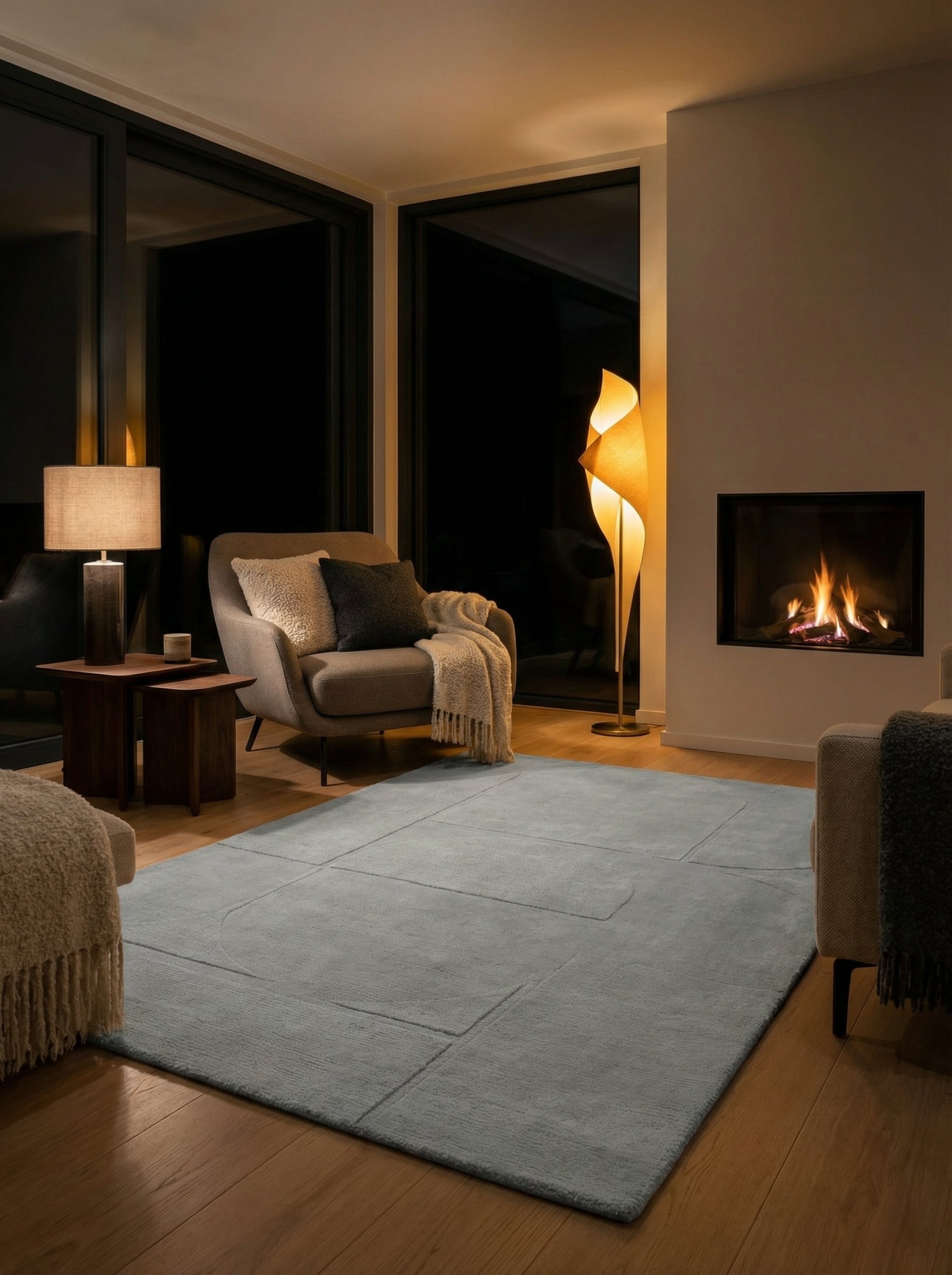 Tapis rectangulaire gris clair dans une pièce chaleureuse. Lumière chaude, ambiance cosy