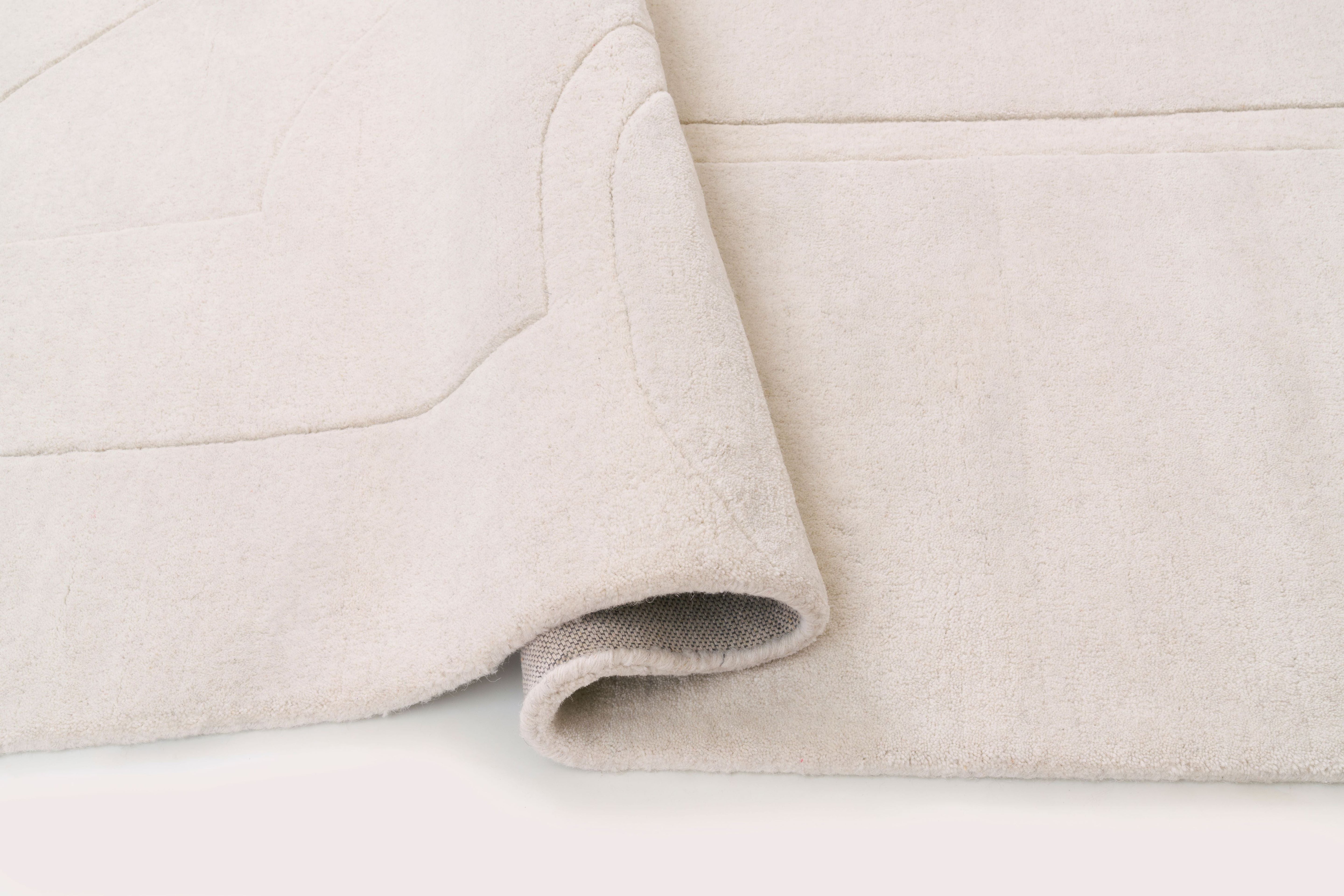 Tapis rectangulaire beige, densité moyenne, moelleux et confortable