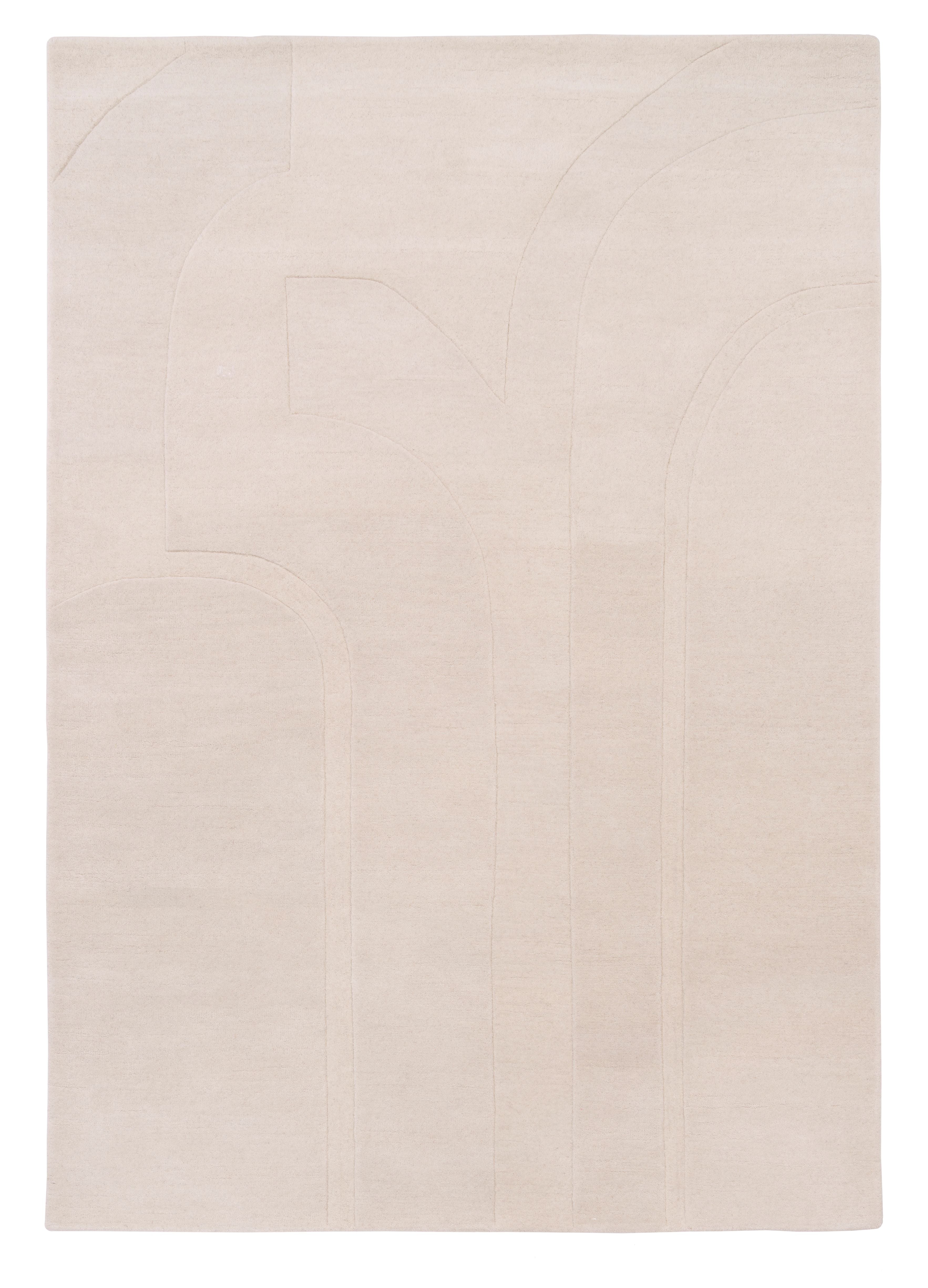 Tapis rectangulaire beige avec motif géométrique en relief, ambiance minimaliste et chaleureuse