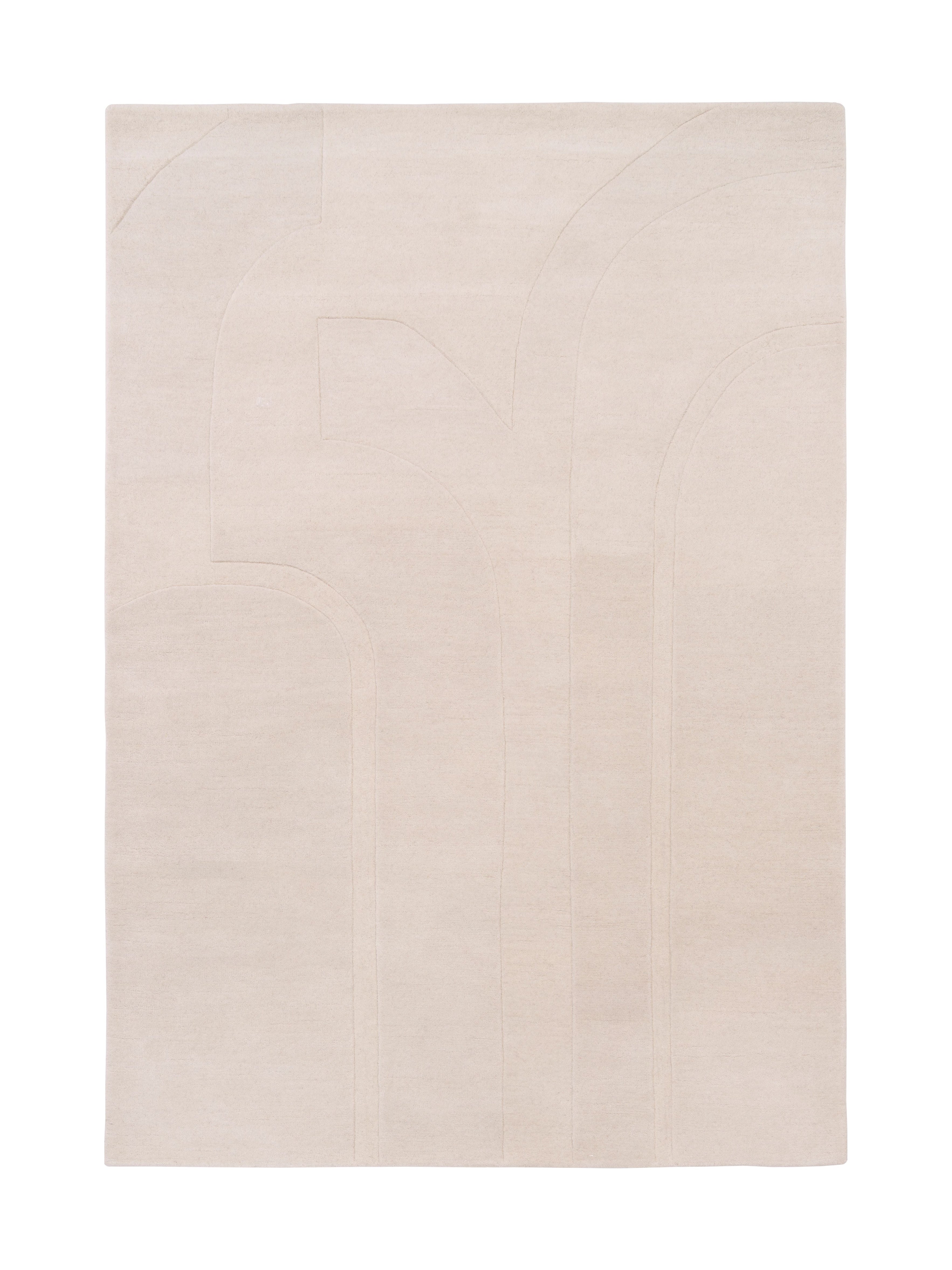 Tapis rectangulaire beige avec motif géométrique en relief, ambiance minimaliste et chaleureuse