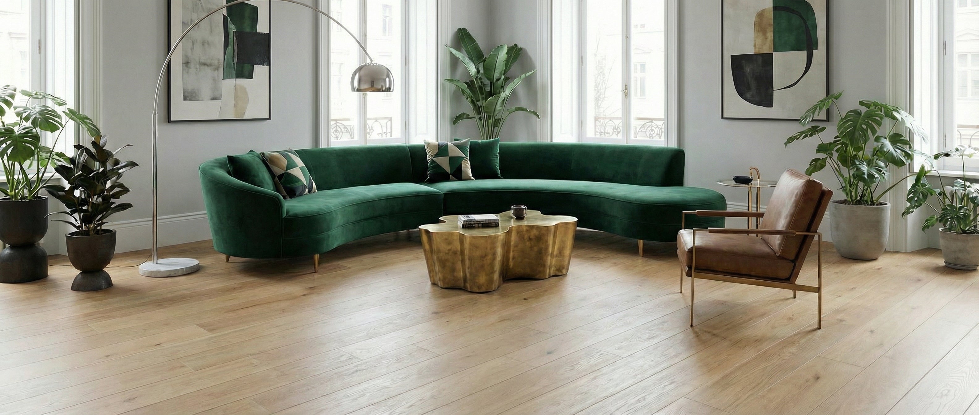 Pièce avec parquet clair, canapé vert incurvé, fauteuil cuir, table dorée. Espace à transformer pour un tapis rond