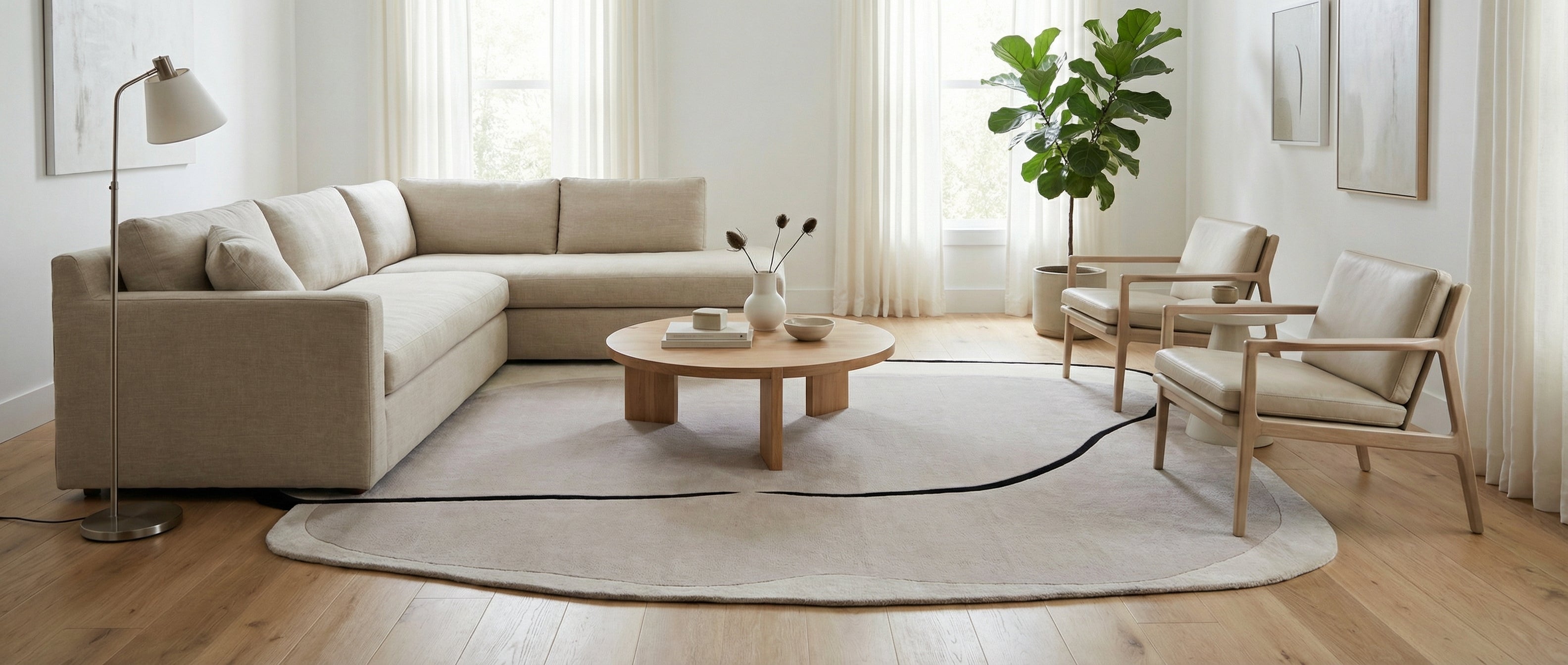 Tapis ovale beige, ligne noire, pièce lumineuse. Transformation subtile, harmonie créée par les couleurs neutres