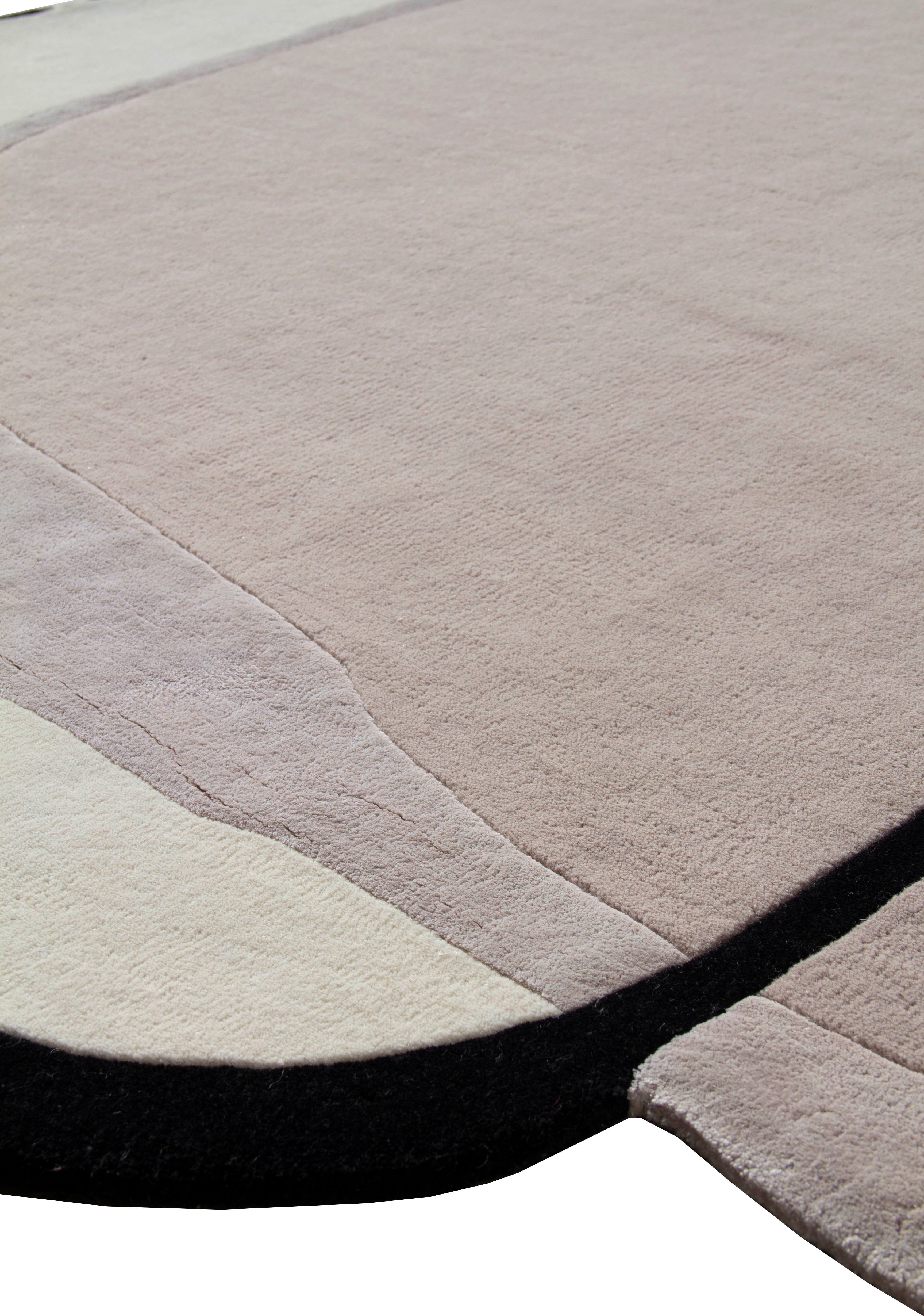 Tapis rectangulaire beige. Tissage touffeté, relief subtil. Aspect tactile doux et moelleux