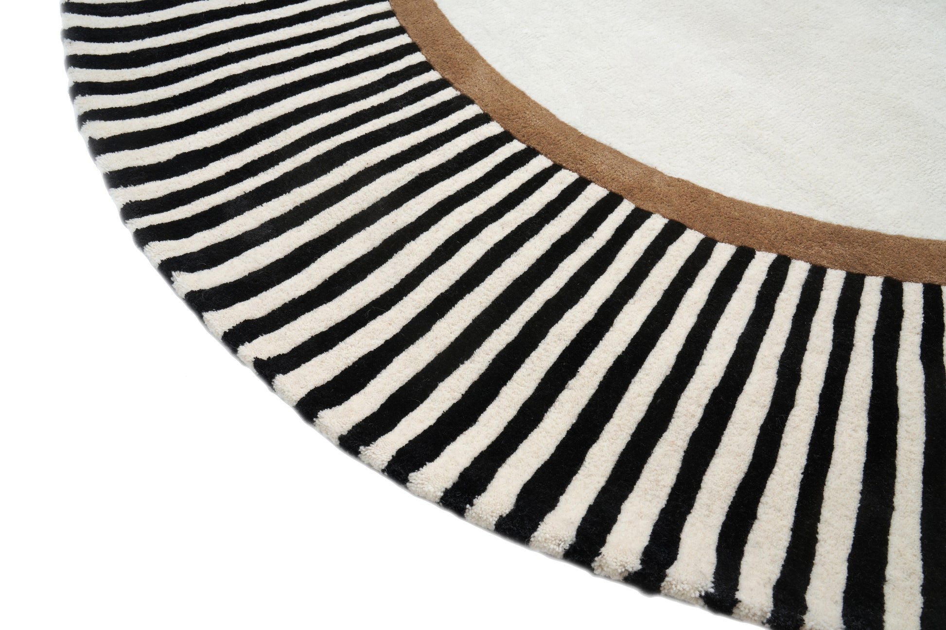 Tapis rond avec bordure marron. Finition de qualité, rayures noires et blanches. Pièce élégante