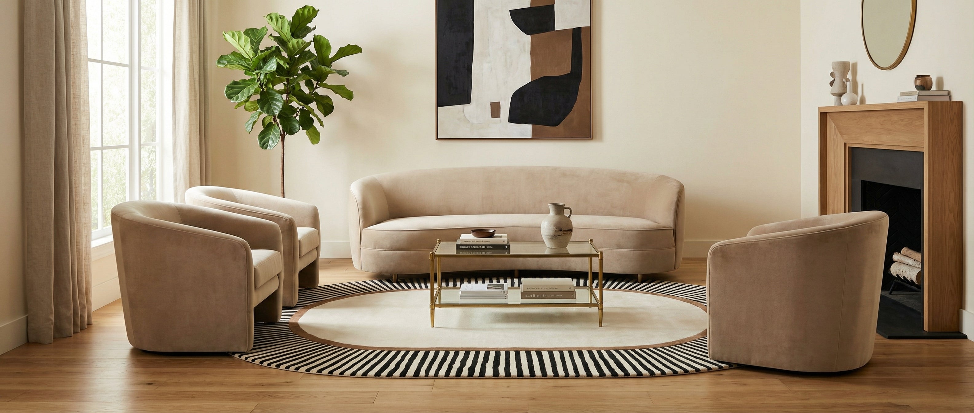 Pièce transformée par tapis ovale beige, noir et marron. Le type de tapis est laine et viscose