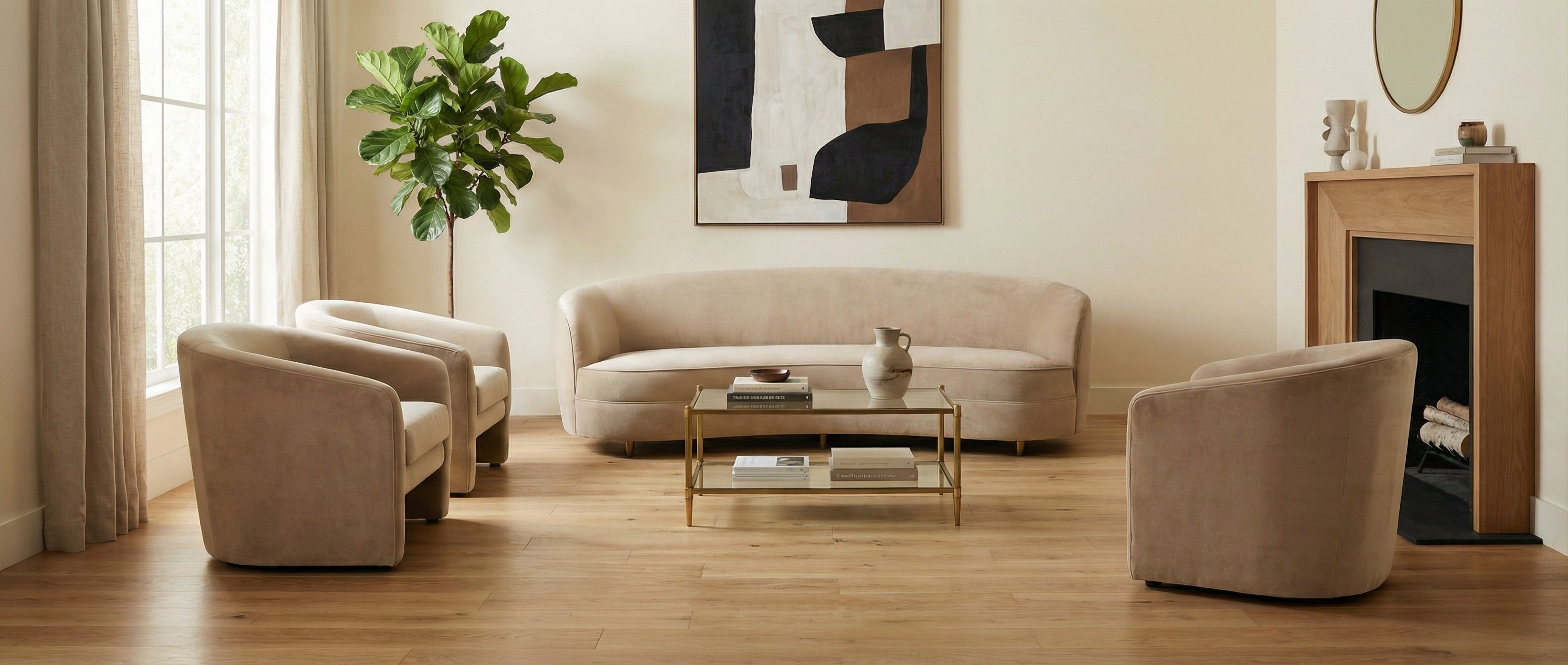Pièce beige, sans tapis, avec canapé et fauteuils. Espace à transformer pour un tapis ovale