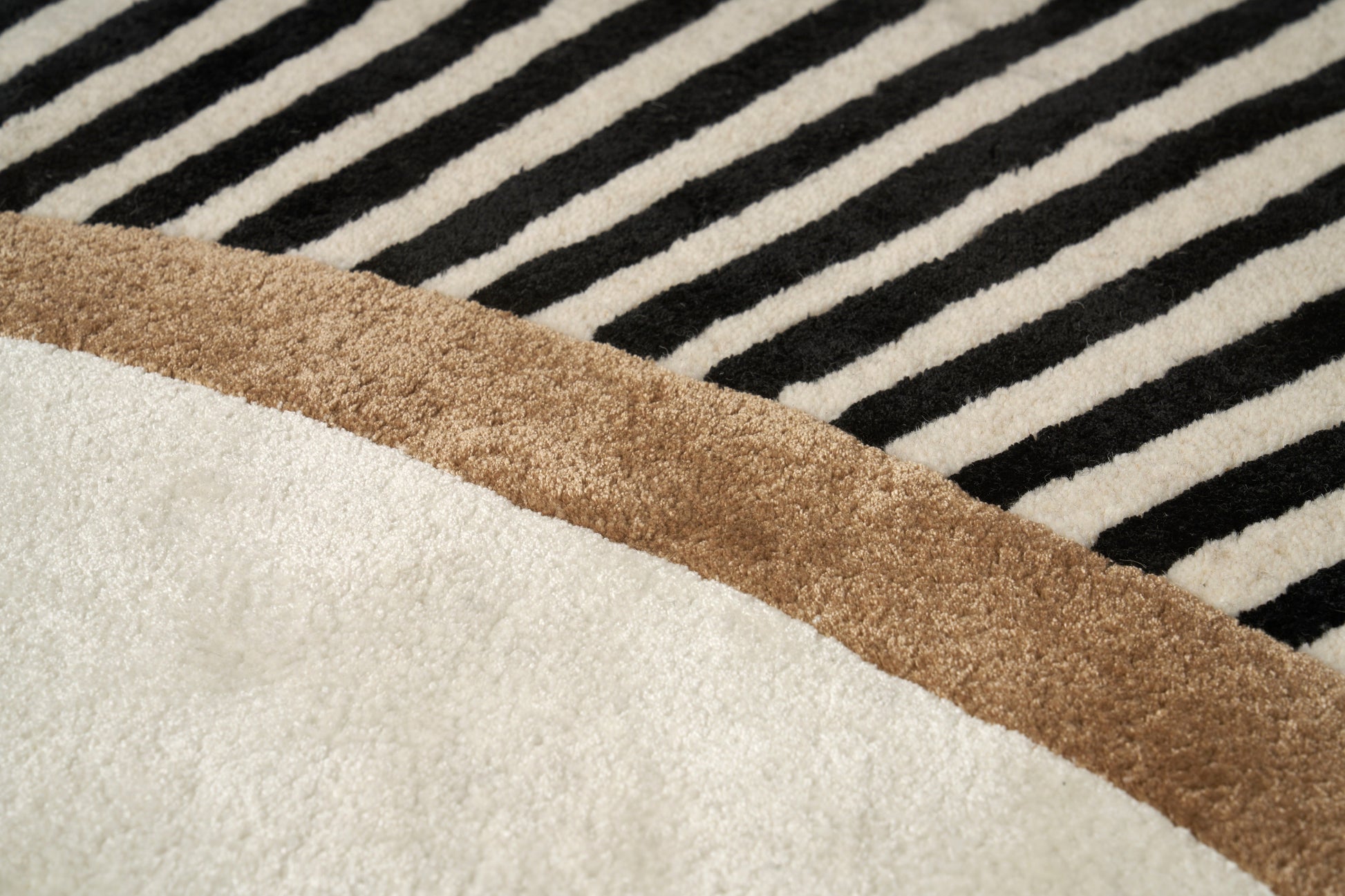 Type tapis, tissage touffeté, relief prononcé. Couleurs: noir, beige, marron clair. Pièce: intérieur