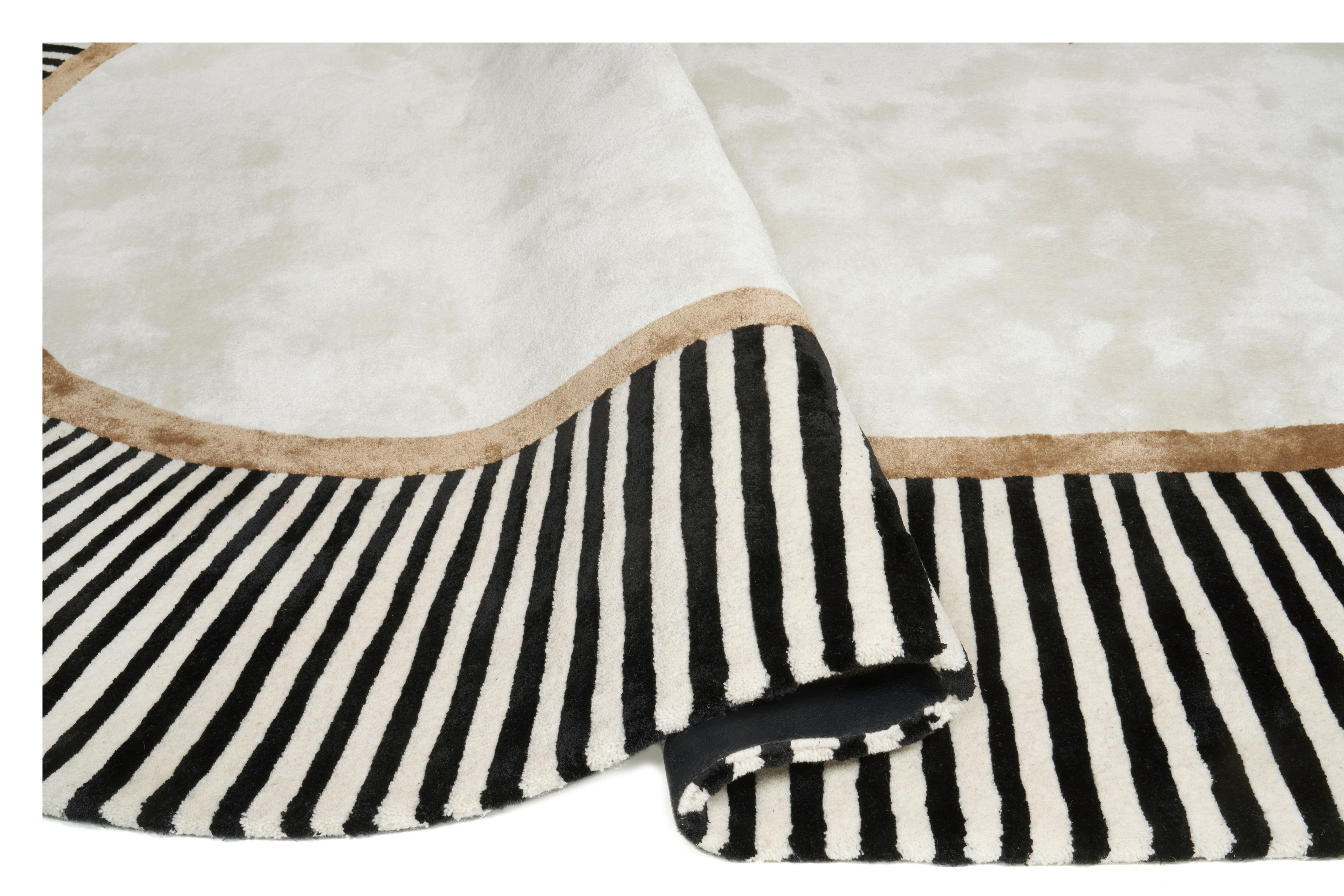 Tapis ovale, noir et blanc, pièce chaleureuse. Densité et moelleux pour le confort. Type tapis: laine et viscose