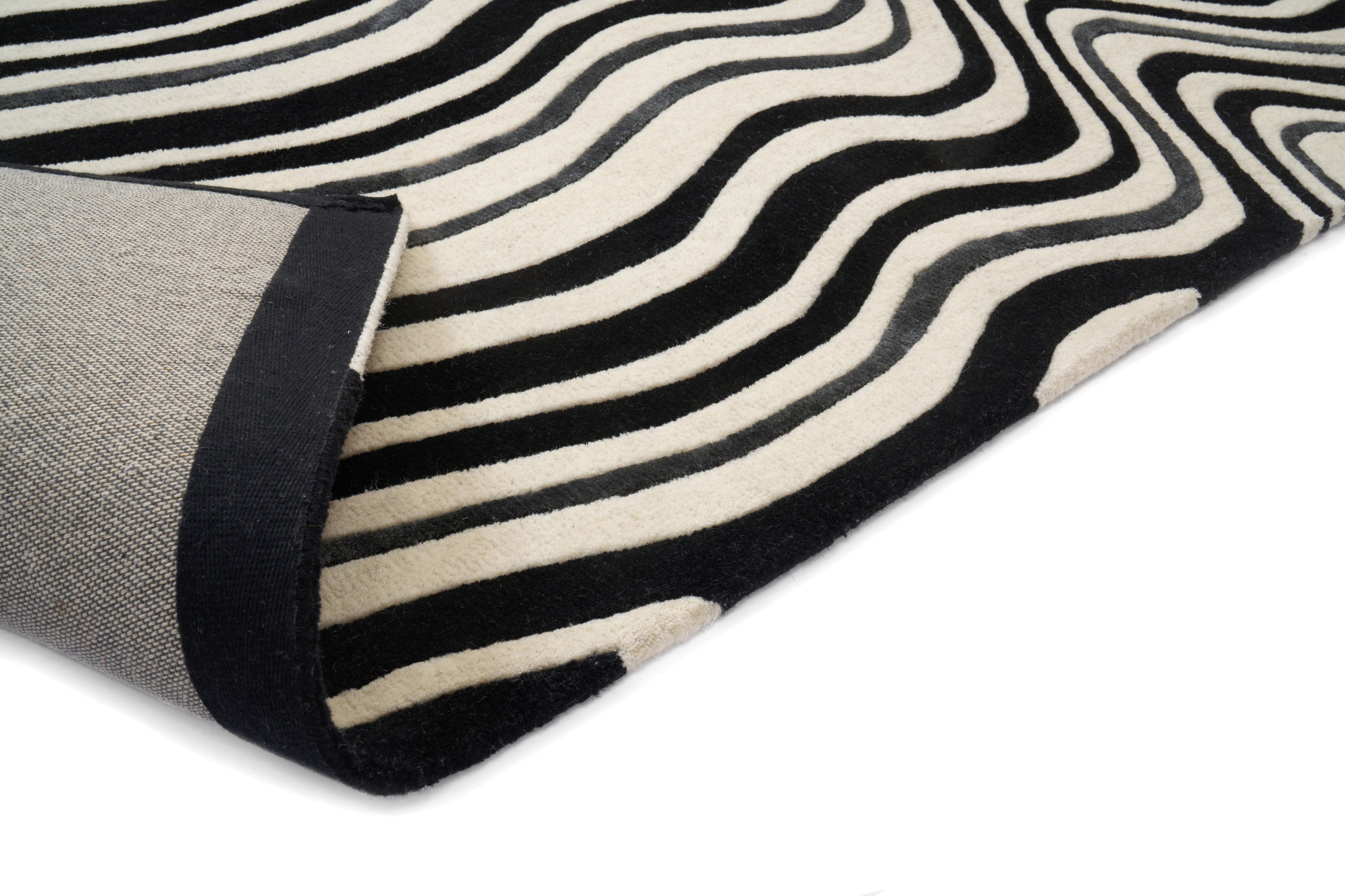 Bordure noire, finition nette. Tapis rayé noir, gris et blanc. Qualité supérieure. Type de tapis rectangulaire