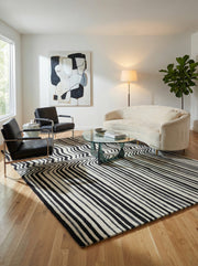 Tapis rayé noir et blanc, design épuré, pièce moderne. Harmonie avec le mobilier