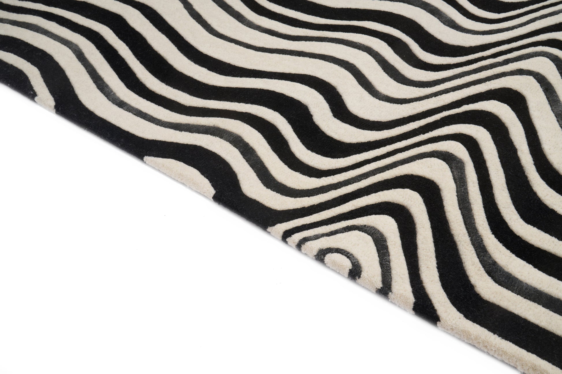 Tapis de type rugueux, noir et blanc. Densité élevée, moelleux et confortable. Pièce ovale