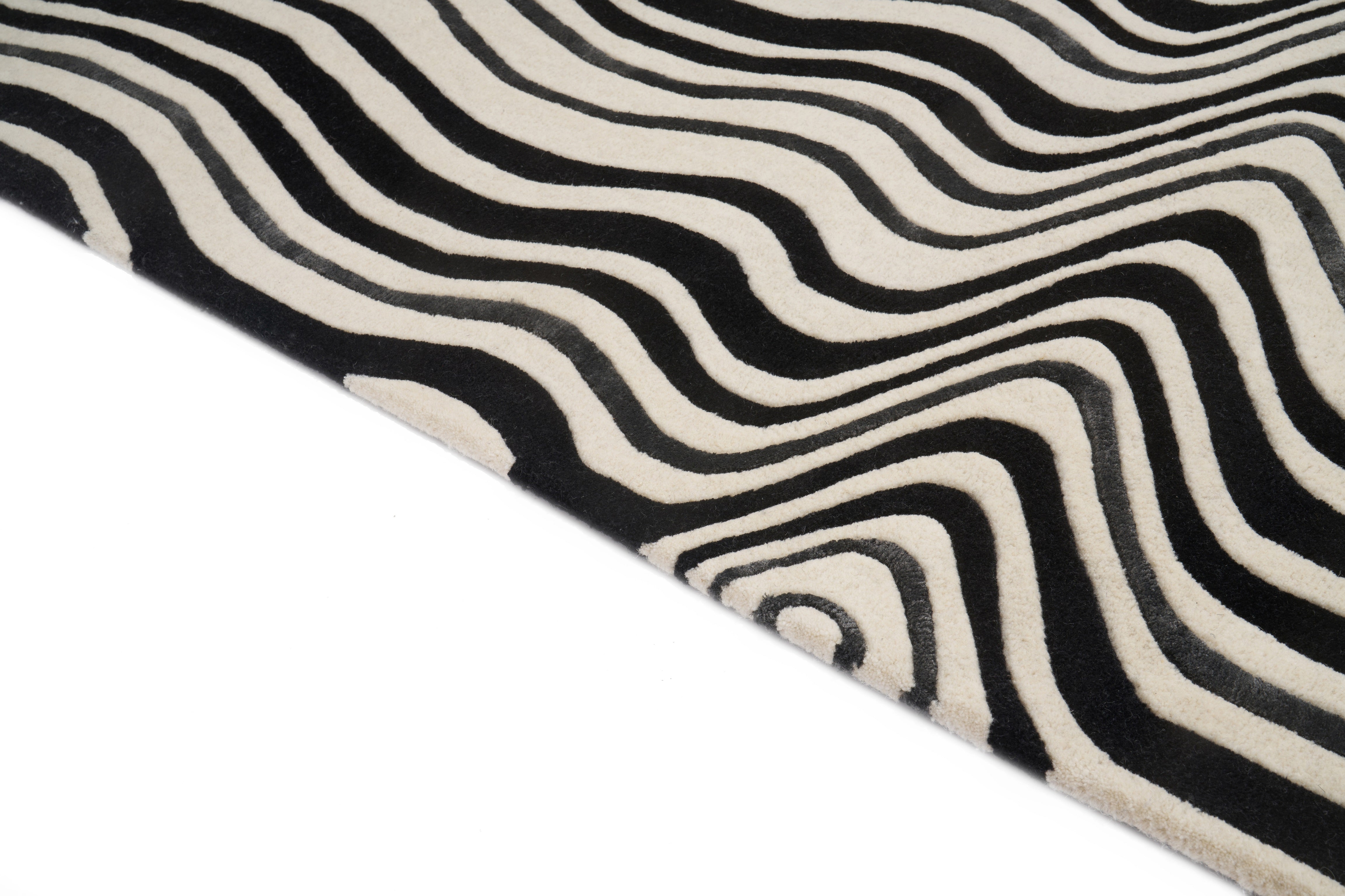 Tapis de type rugueux, noir et blanc. Densité élevée, moelleux et confortable. Pièce ovale